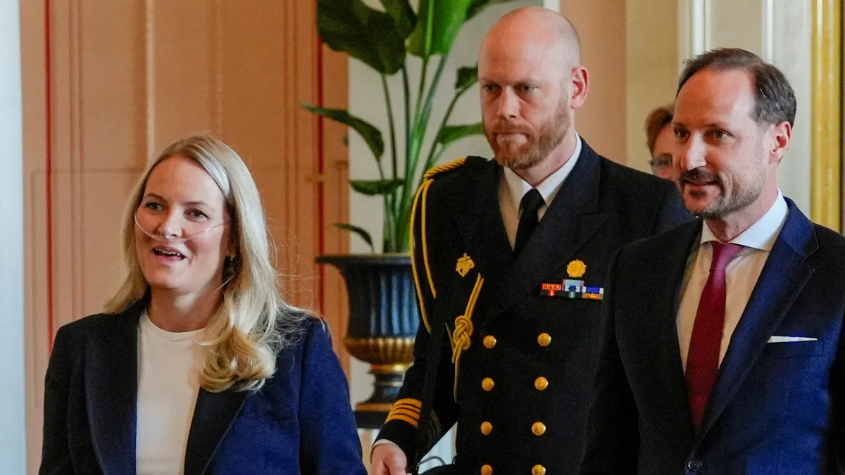 Kjetil Svartskuren Thomsvik gik lige bag kronprinsparret. 