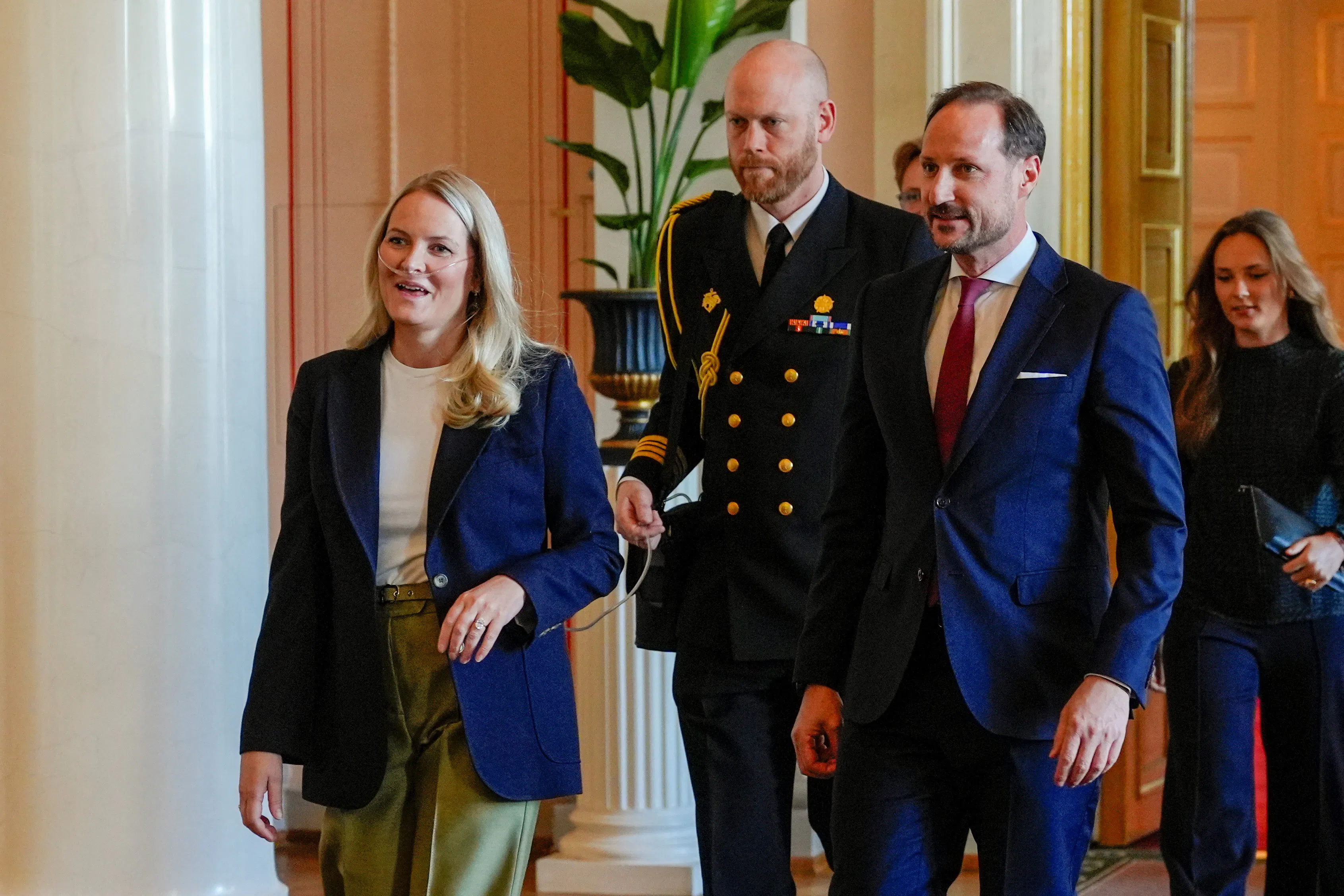 Billederne af manden lige bag kronprinsesse Mette-Marit går verden rundt: Ekspert  undrer sig over kongehusets valg | BILLED-BLADET
