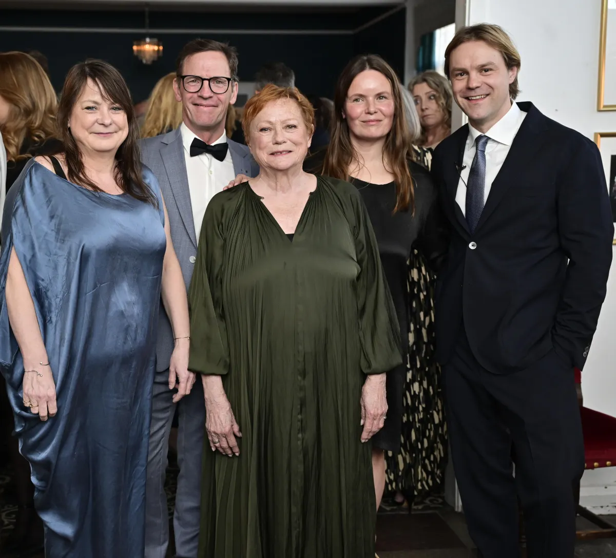 Lisbet Dahl omgivet af sine børn: Martine, Jacob, Elizabeth og Gustav.