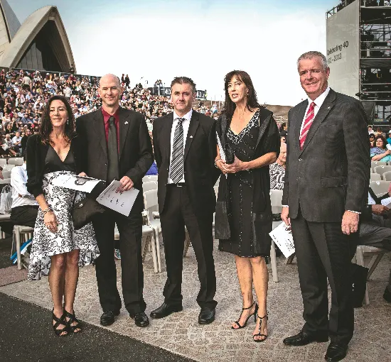 Patricia Bailey, John Stuart Donaldson, Scott Bailey, Jane og Craig Stephens er her samlet før jubilæumsfest i Operahuset i Sydney i 2013.