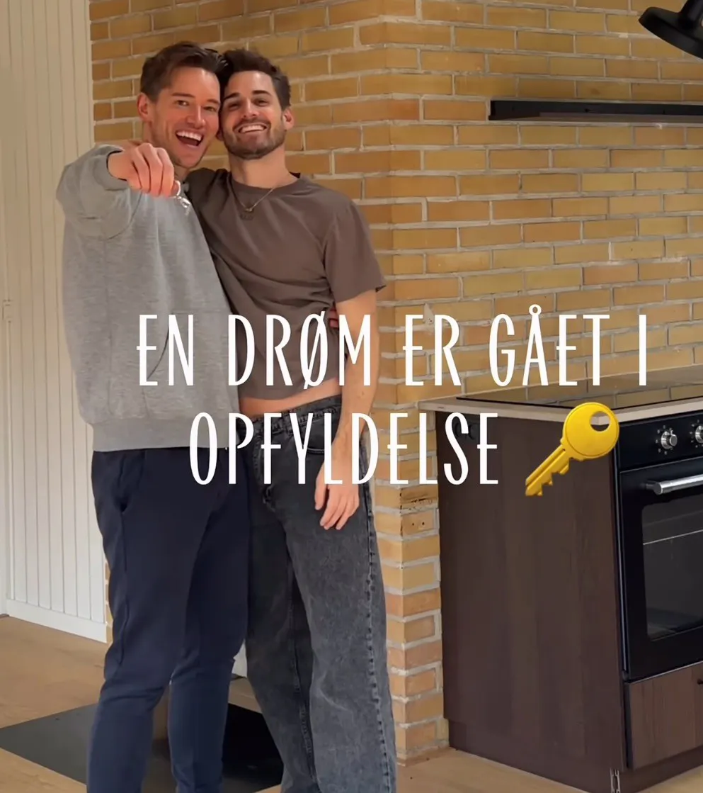 Morten Kjeldgaard og Frederik Haun med nøglerne til deres nye sommerhus.