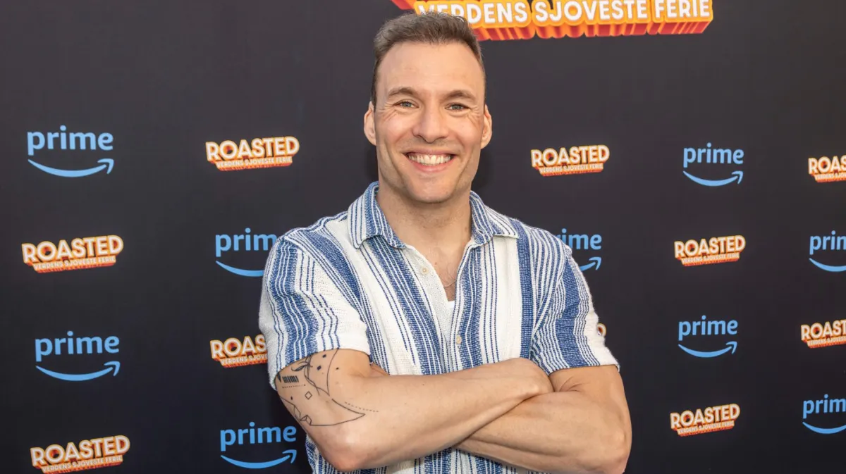 Komikeren Simon Talbot har fået job på DR.