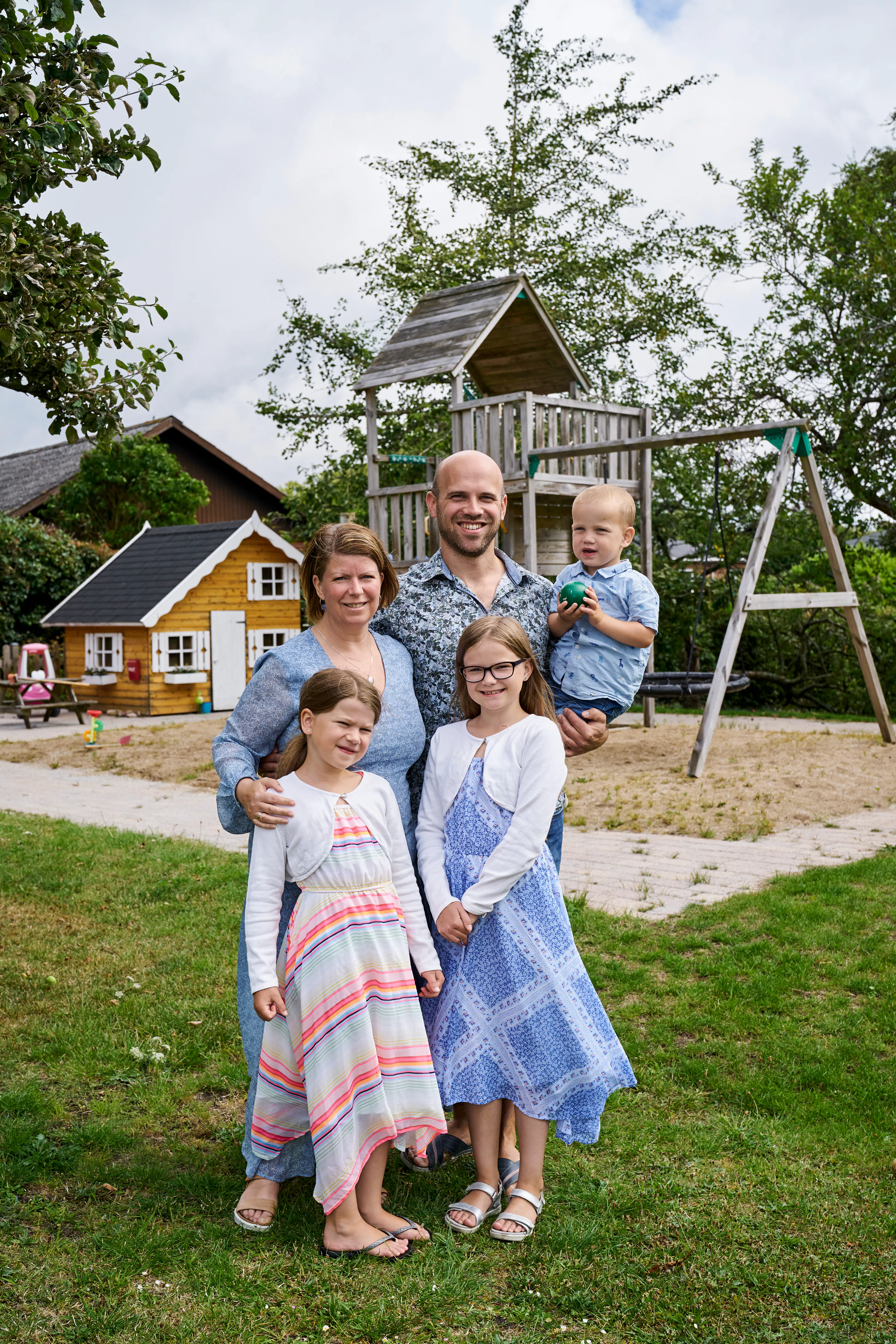 Tina og Thomas i 2020 med deres tre børn.