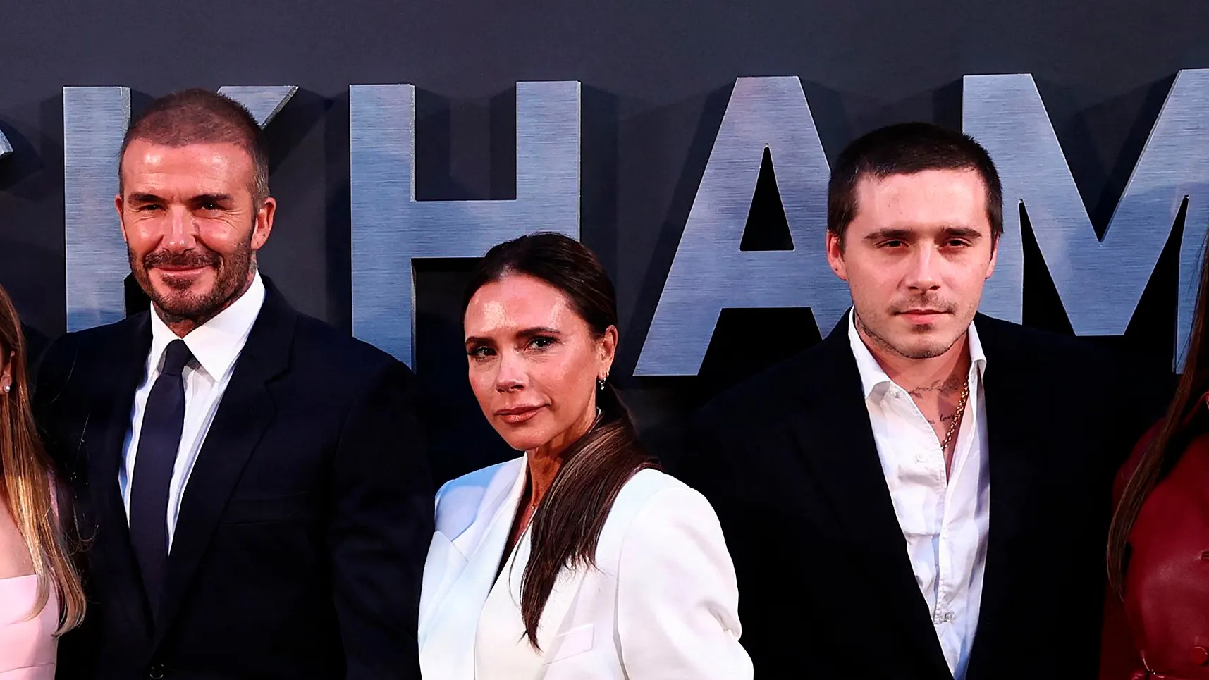 Brooklyn Beckham (th.) har langet hårdt ud efter forældrene David og Victoria Beckham.