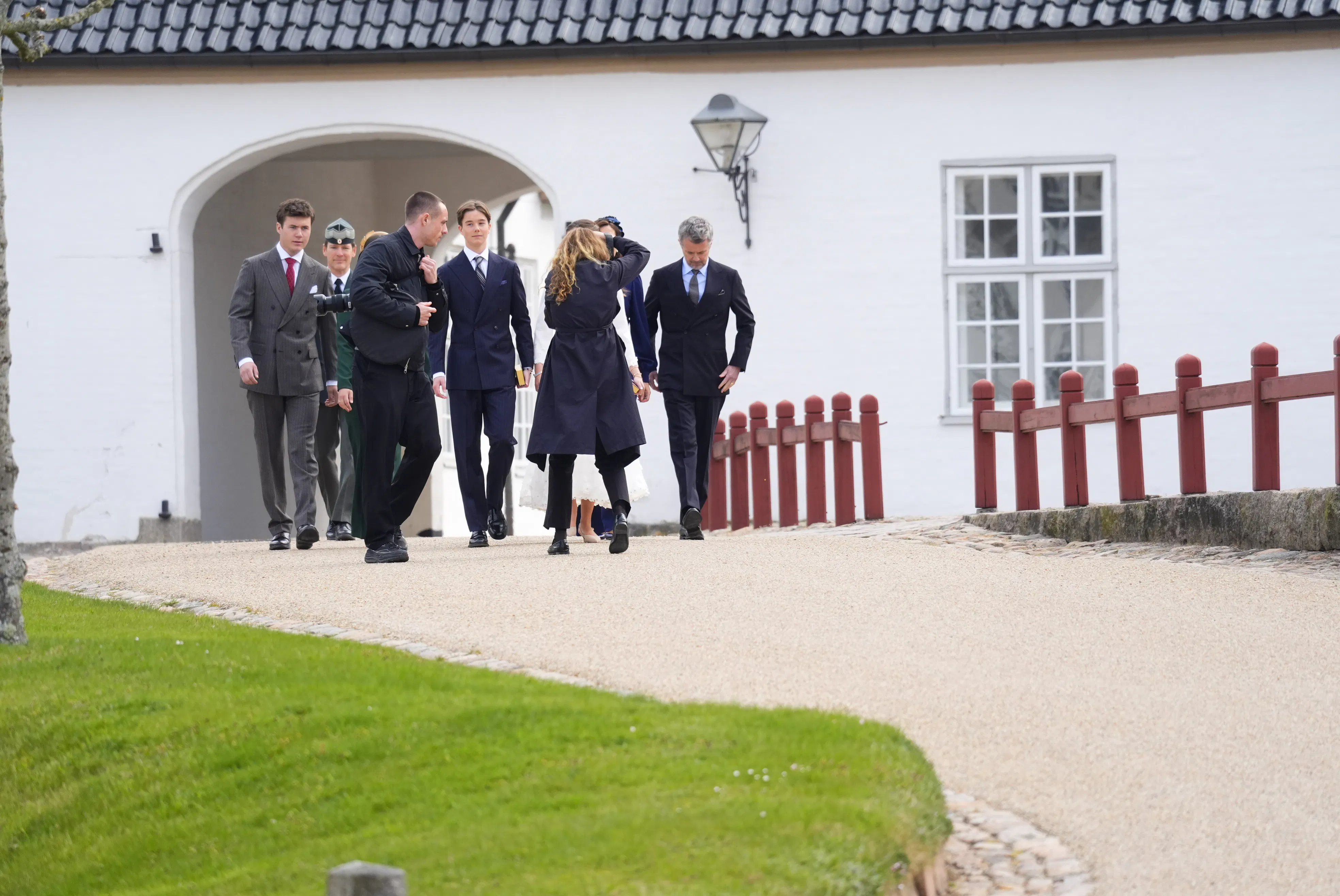 Kongefamilien samlet før prins Vincent og prinsesse Josephines konfirmation. Her går de samlet fra Kancellihuset til Fredensborg Slot.