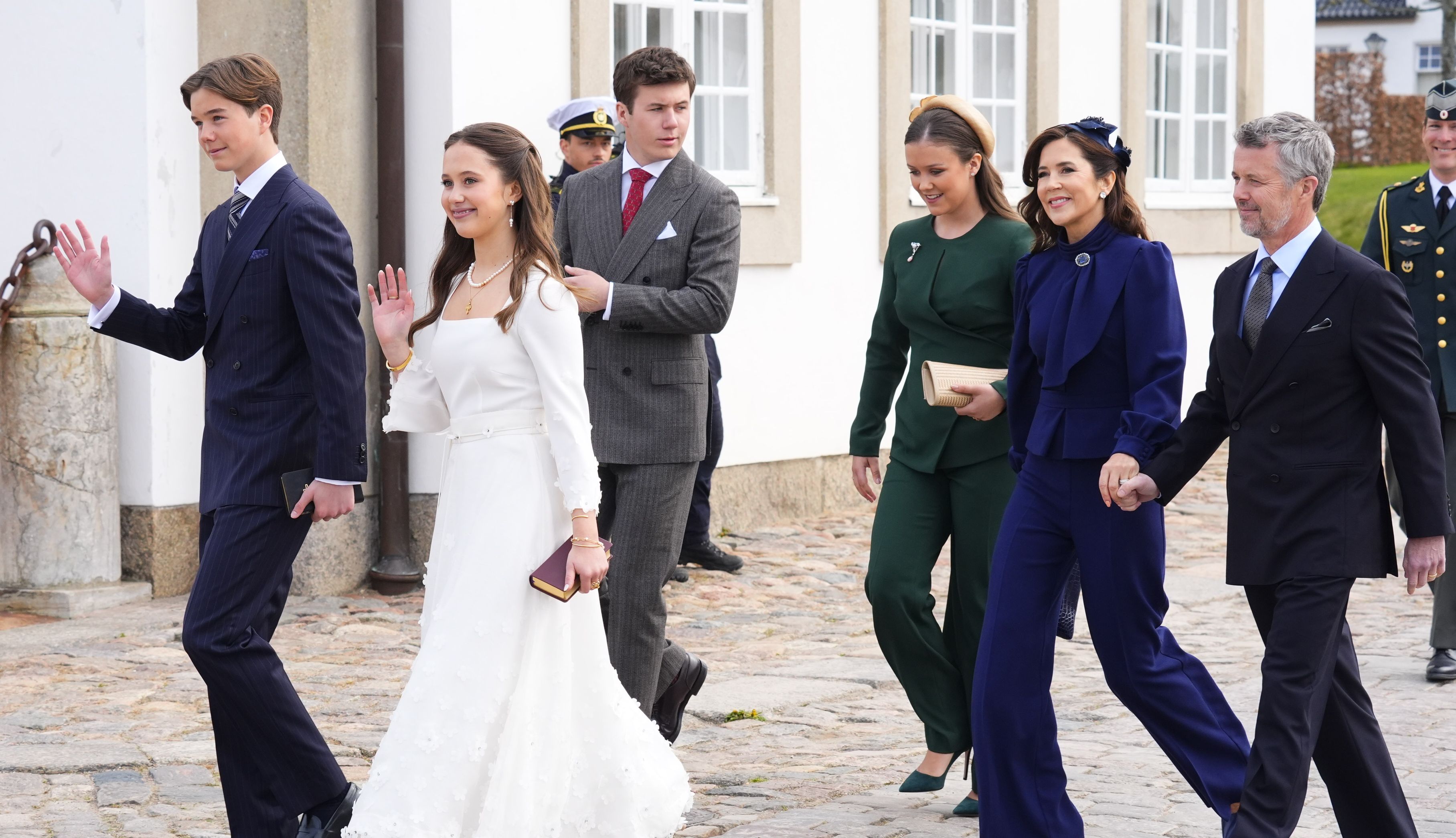 Kongefamilien samlet før prins Vincent og prinsesse Josephines konfirmation. 