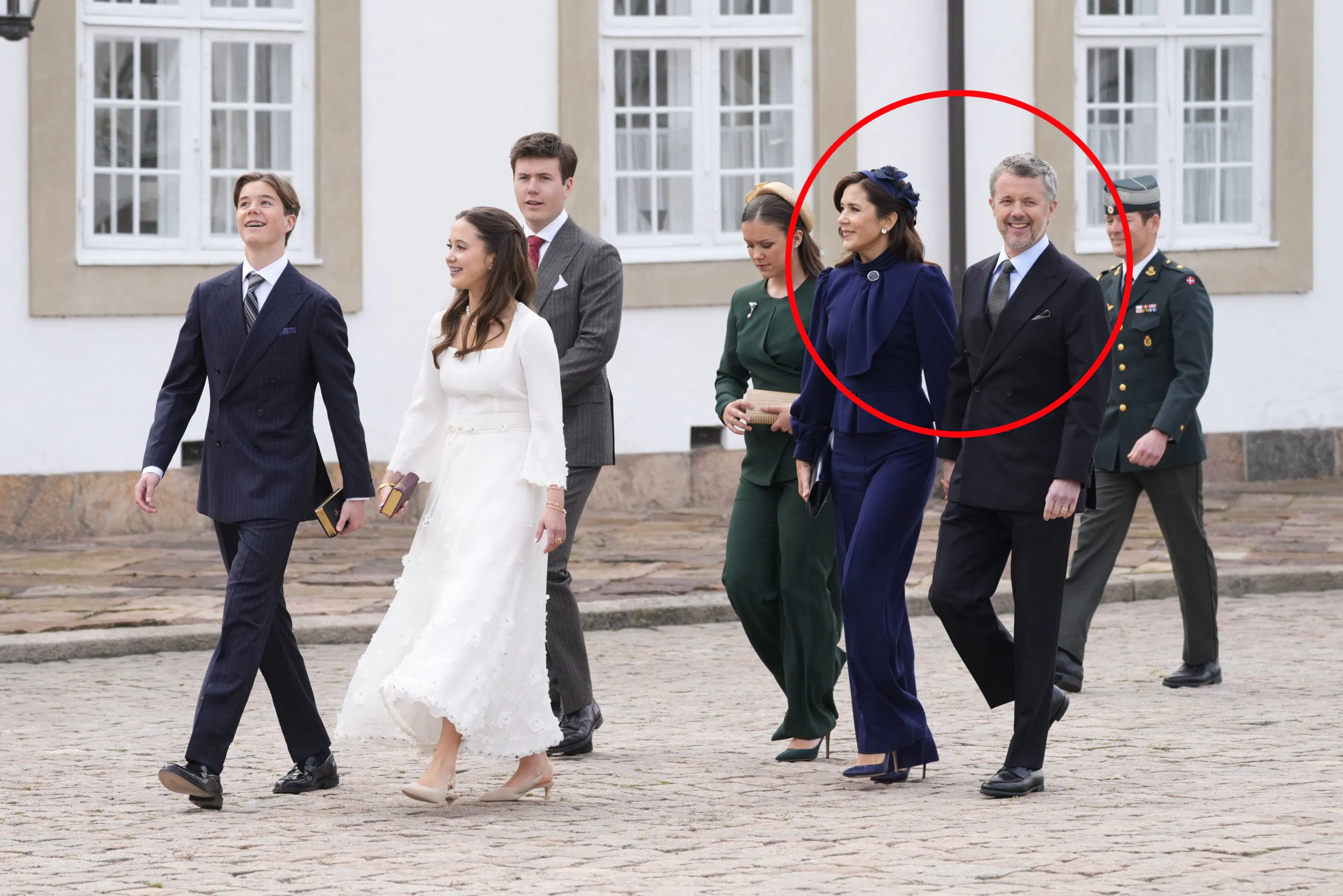 Prins Vincent, prinsesse Josephine, kronprins Christian, prinsesse Isabella, dronning Mary og kong Frederik på vej til tvillingernes konfirmation. 