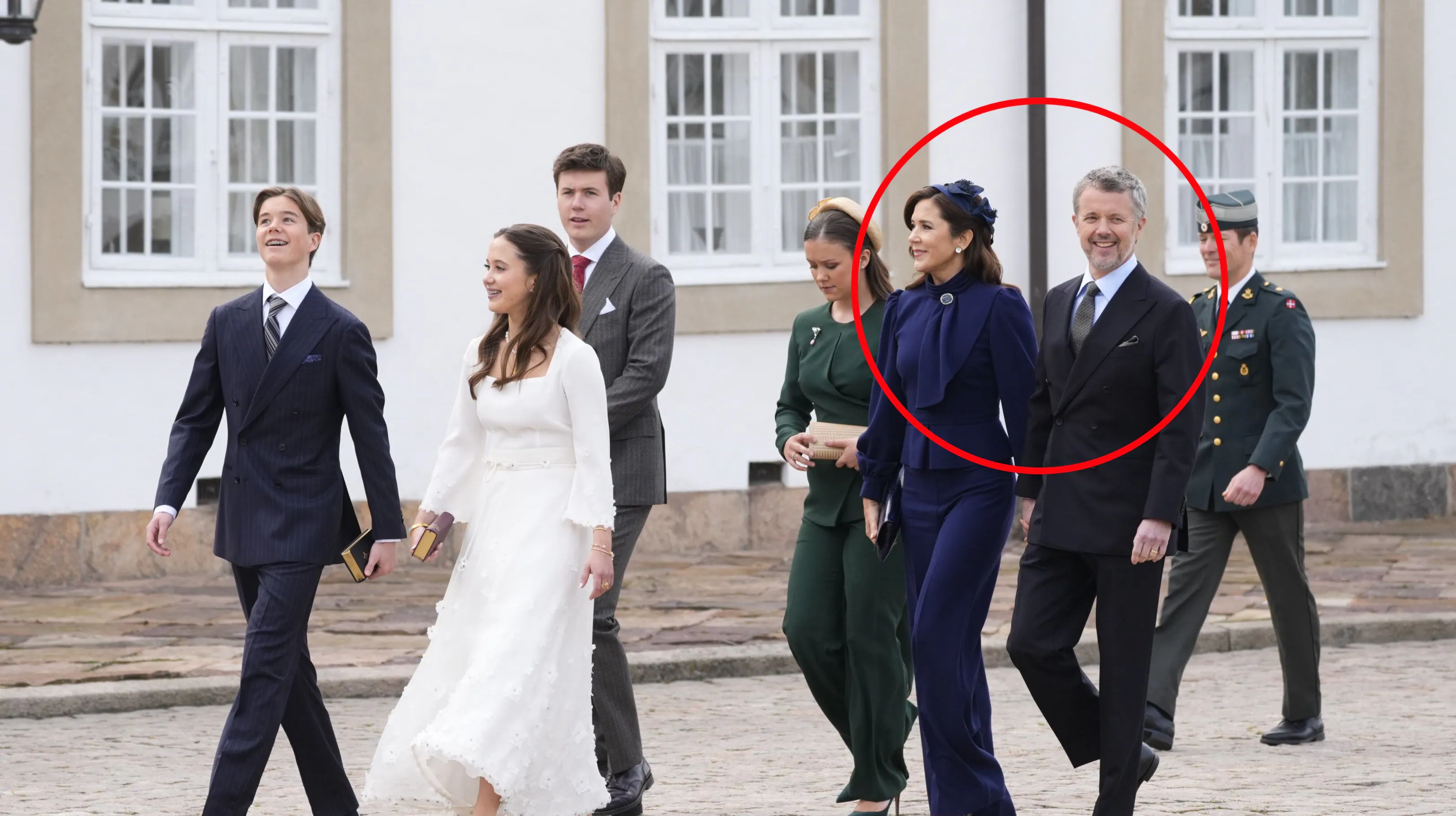 Prins Vincent, prinsesse Josephine, kronprins Christian, prinsesse Isabella, dronning Mary og kong Frederik på vej til tvillingernes konfirmation.