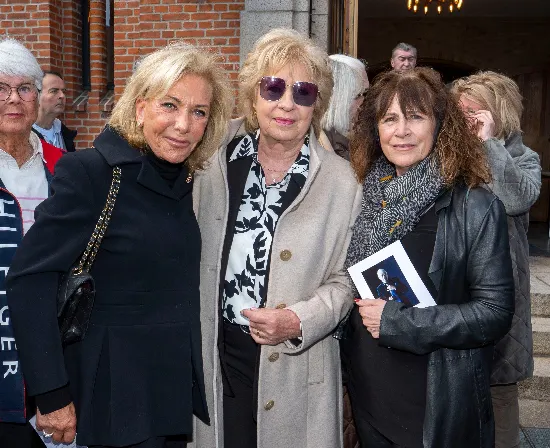 Dorthe Kollo, Birthe Kjær og Kirsten Siggaard var sammen til begravelsen.
