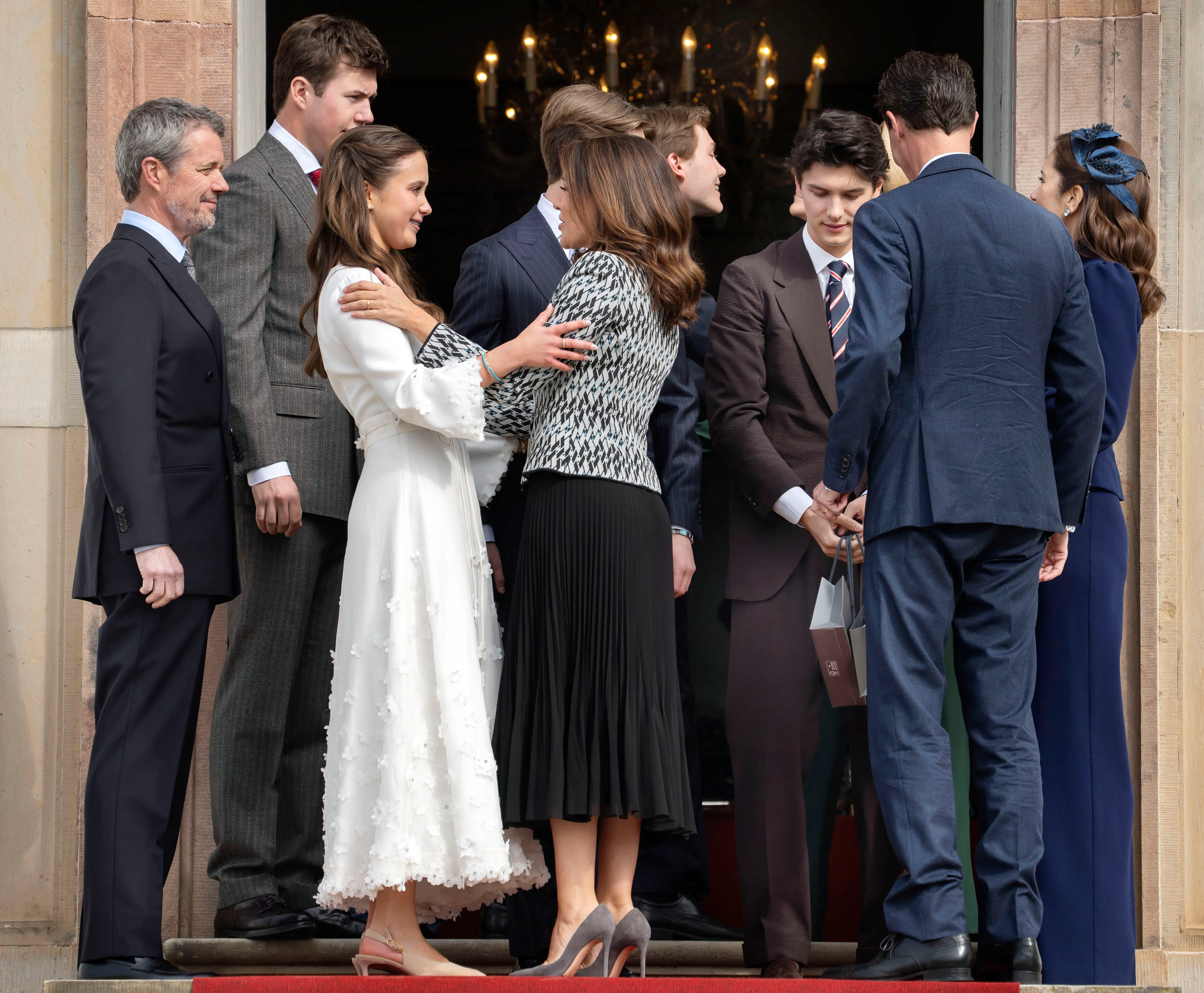 OPGAVE: Prinsesse Josephine og prins Vincents konfirmation. Gæster modtages på trappen foran Fredensborg slotSTED: Fredensborg Slot. DATO: 20260418FOTOGRAF: Hanne Juul