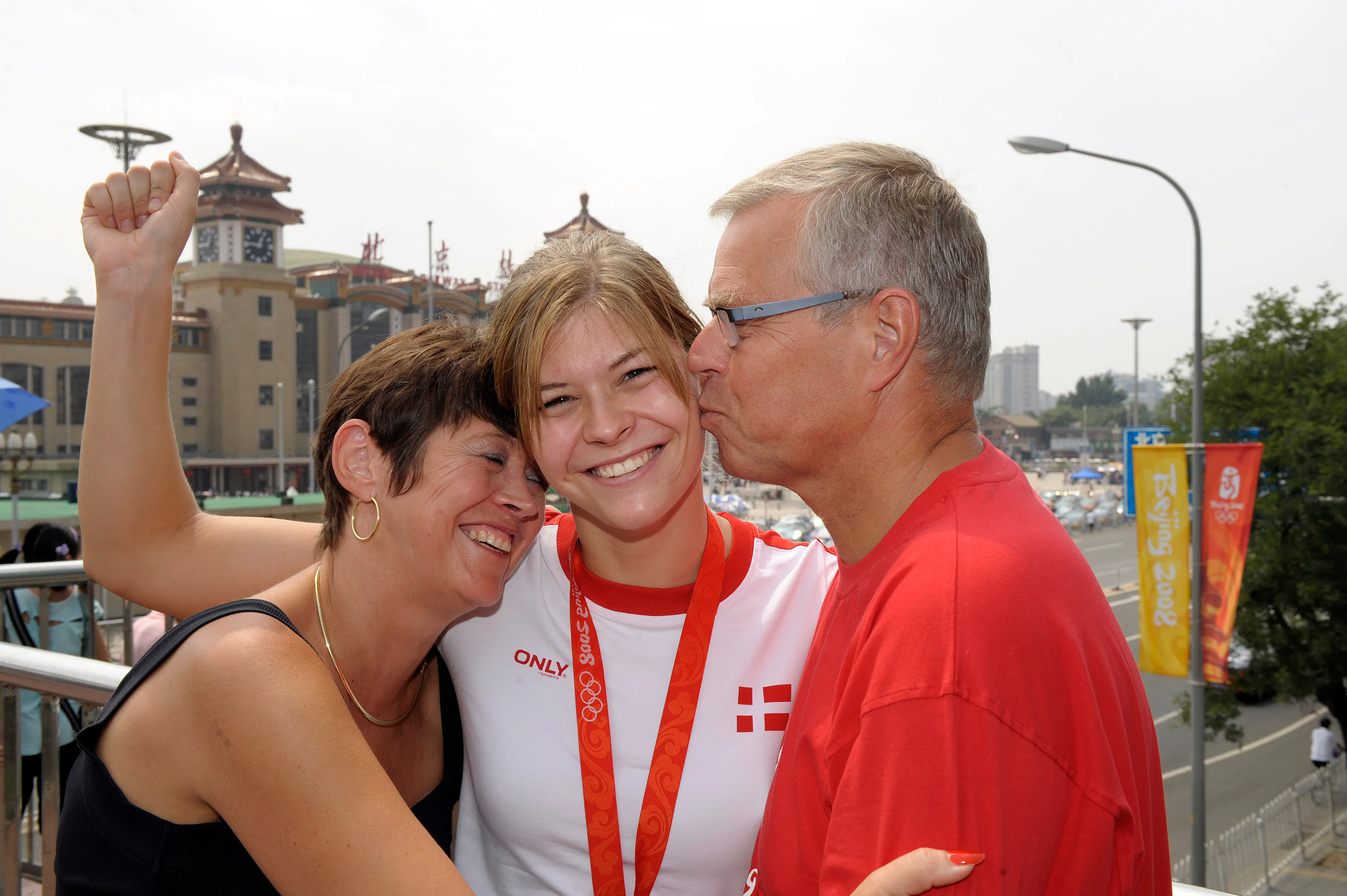 Lotte Friis med sin flotte bronzemedalje og sine forældre Mette og Finn Friis.
