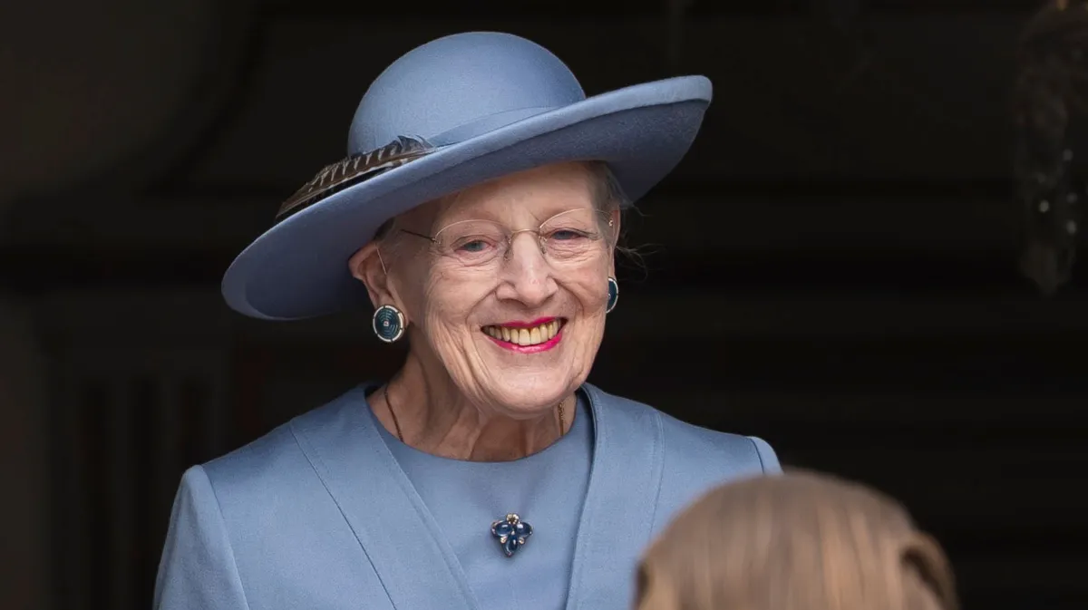Dronning Margrethe i dueblå genbrug: Bar look fra en af sine favorit- skræddere | BILLED-BLADET