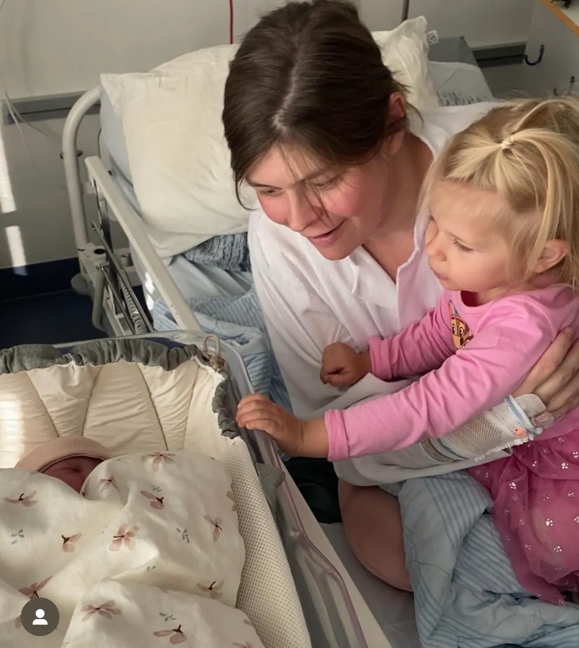 Lotte Friis med sin ældste datter, Andrea, og lille nyfødte Aurora.