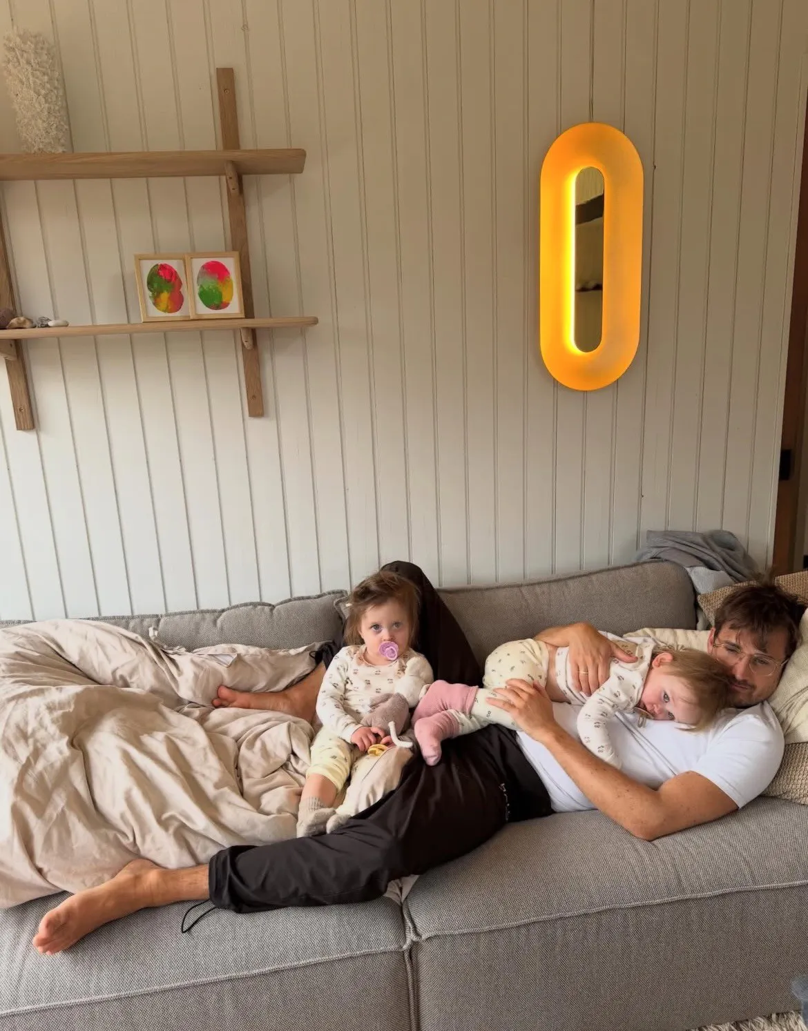 Far Frederik Haun hygger med tvillingerne i det nye sommerhus.