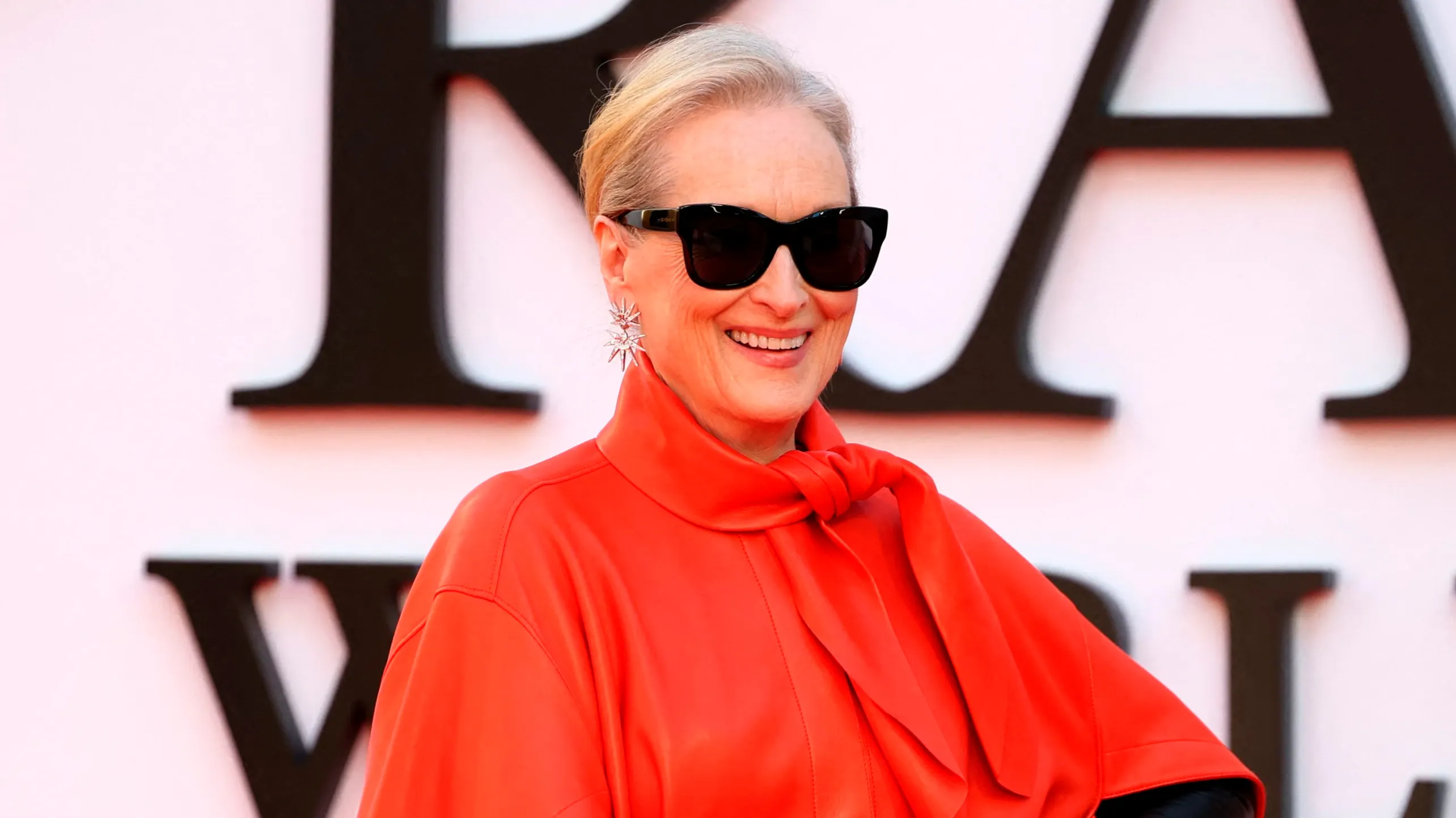 Meryl Streep indtog den røde løber i ekstravagant kappe og ...