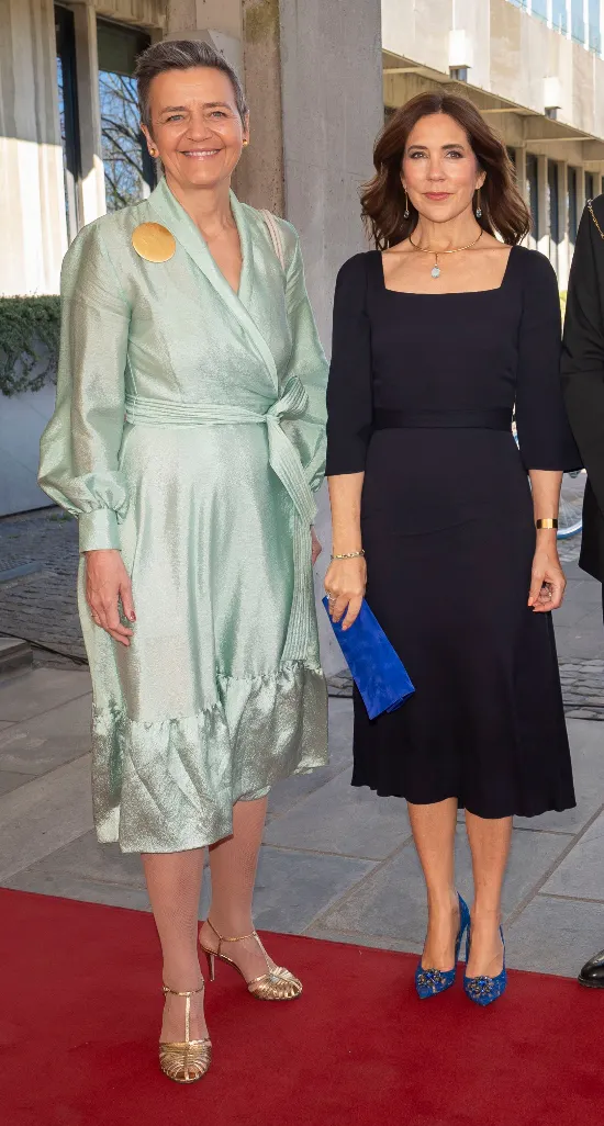 Margrethe Vestager i kjole fra Stine Goya og dronning Mary i kjole fra Goat Fashion kombineret med Dolce & Gabbana pumps og Hugo Boss clutch.