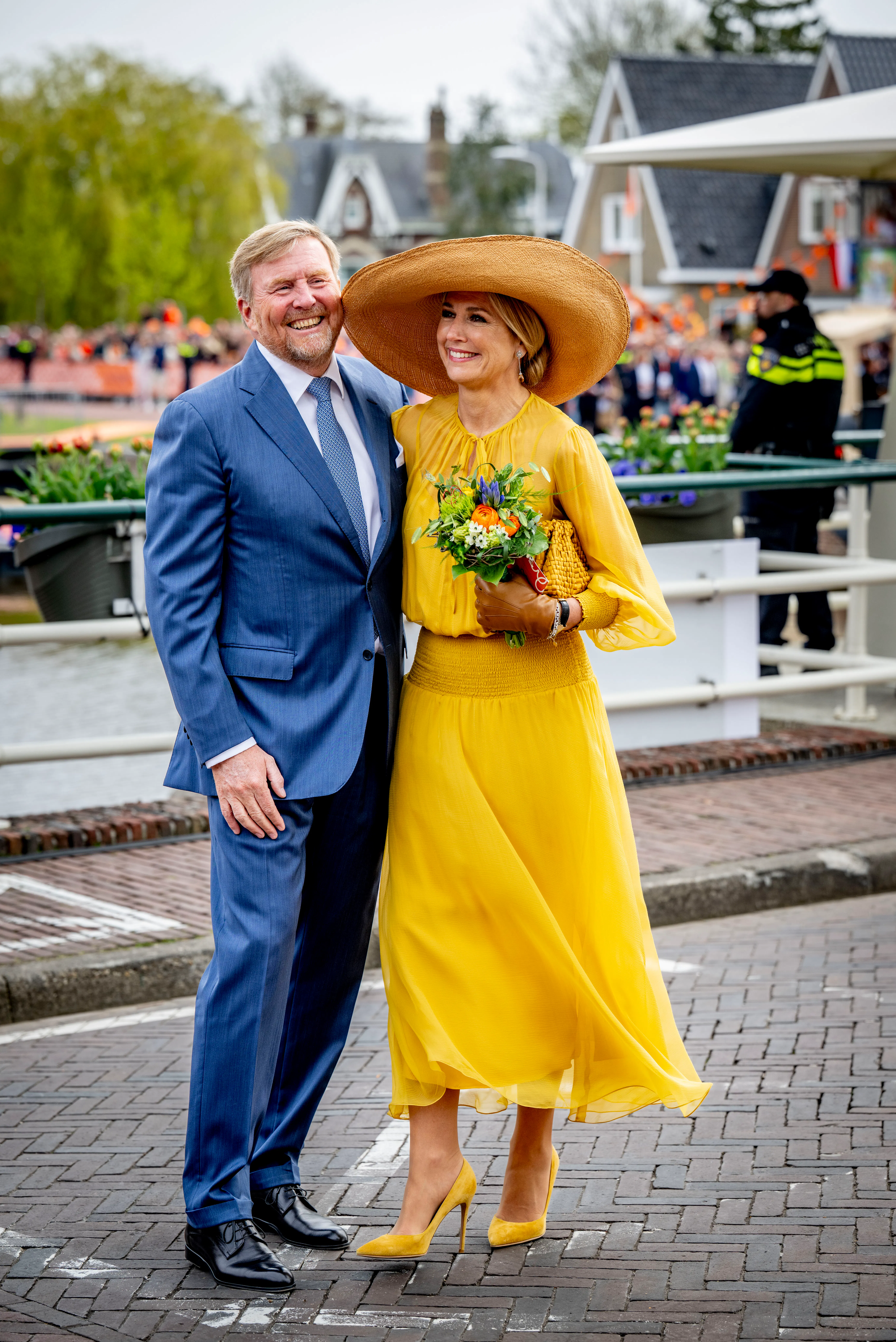 Sammen med døtrene var kong Willem-Alexander og dronning Maxima klædt i Dokkums farver. 