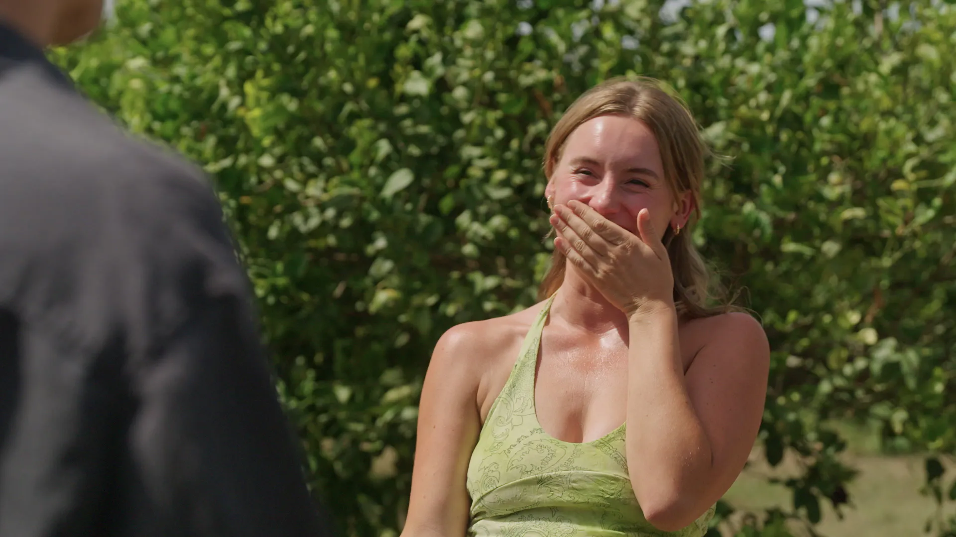 Sofie griner, da hun finder ud af, at de to mænd har "snydt" for at komme med på gruppedate.