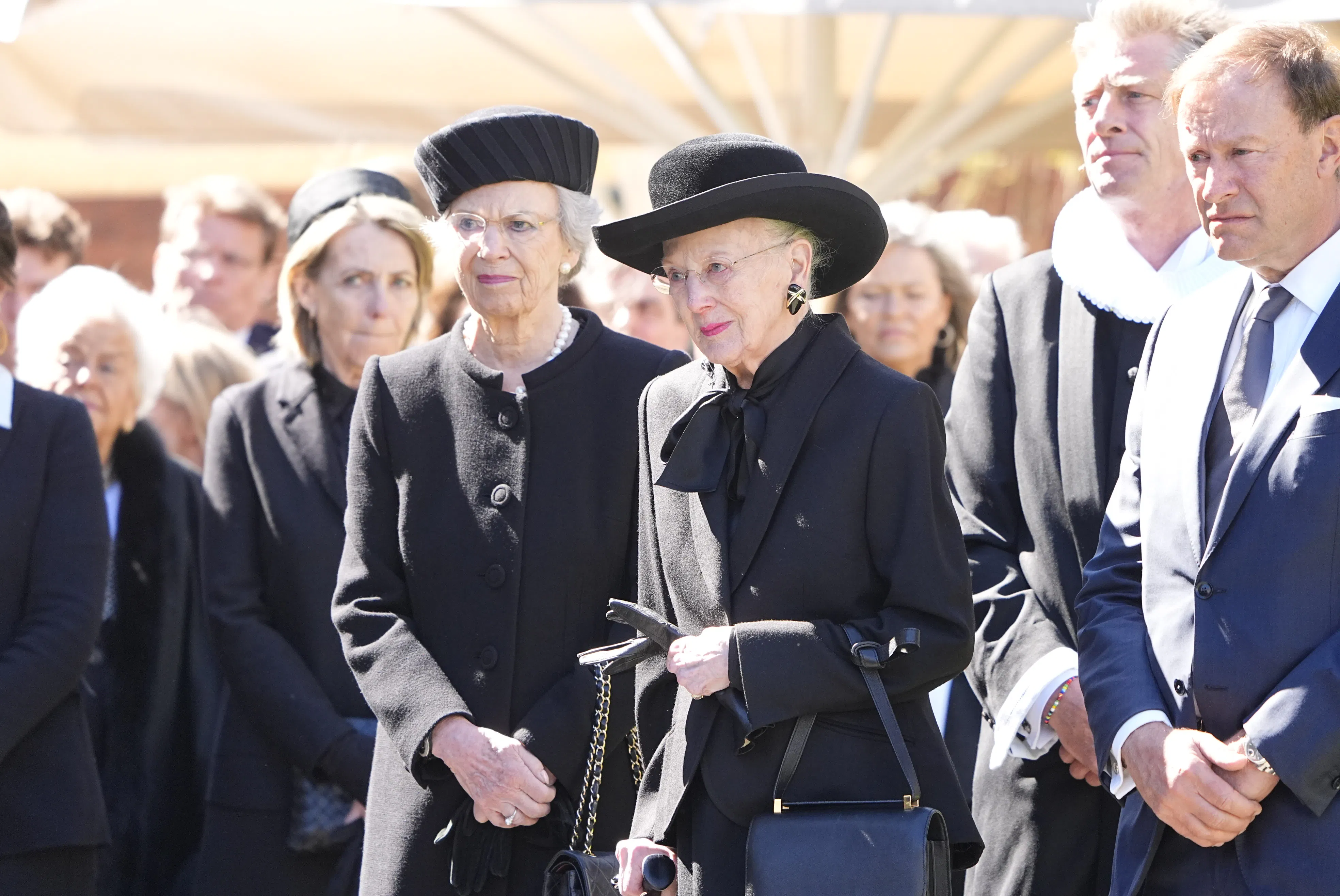 Det var en dybt bevæget dronning Margrethe, der tog afsked med hjerteveninden Susanne Heering.