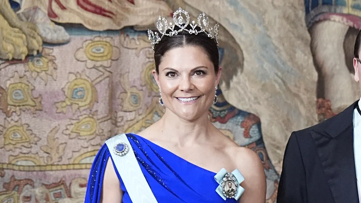 Kronprinsesse Victoria advarer pressen mod hvid væg – og bærer historisk diadem til kong Carl Gustafs 80-årsfest
