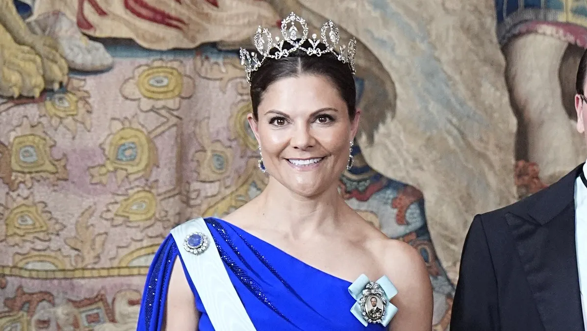 Kronprinsesse Victoria advarer pressen mod hvid væg – og bærer historisk diadem til kong Carl Gustafs 80-årsfest