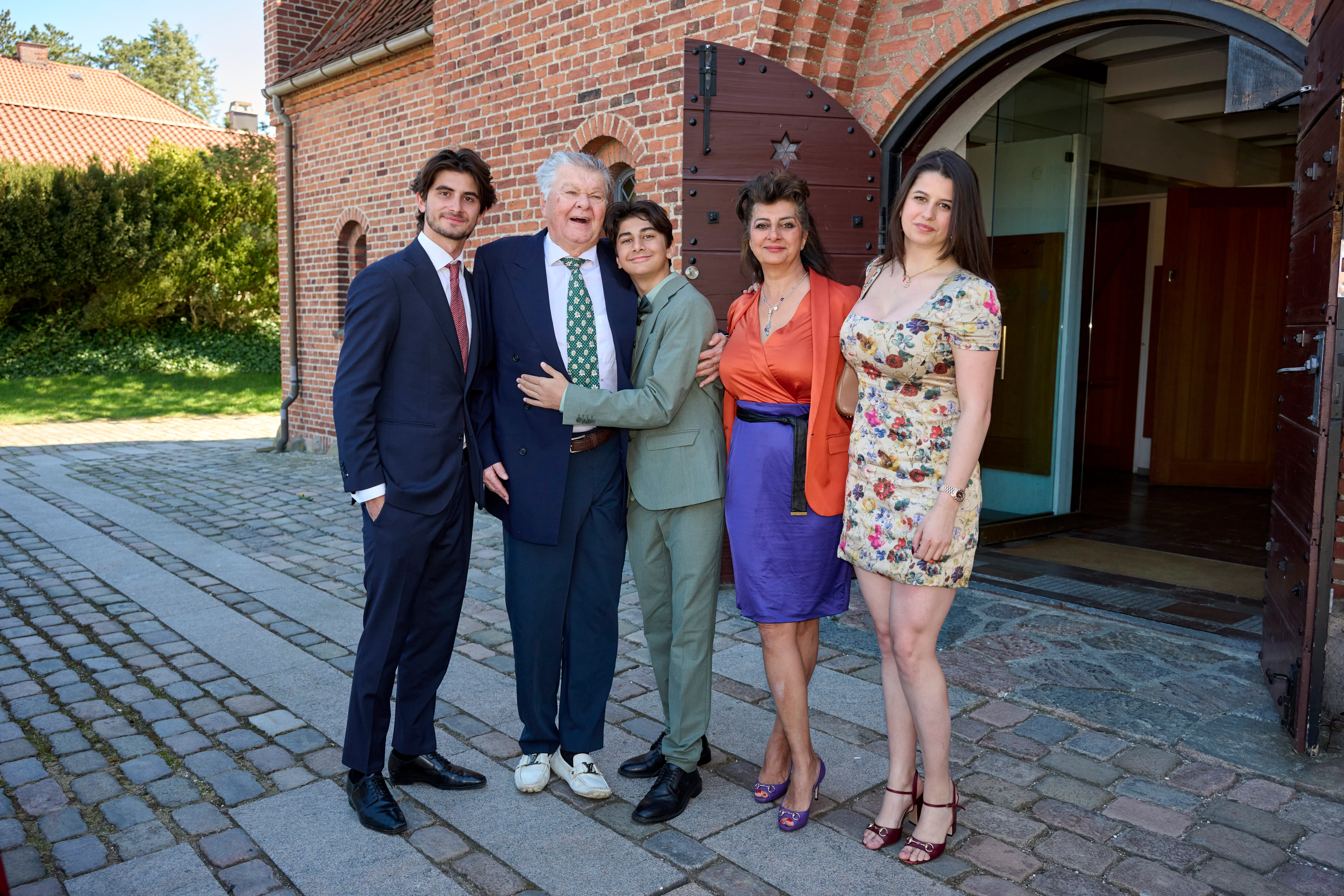Ægteparret Christian Kjær og Susan Astani-Kjær med deres søn, den nybagte konfirmand Alexander, og Susans to børn, Leon og Stella. 