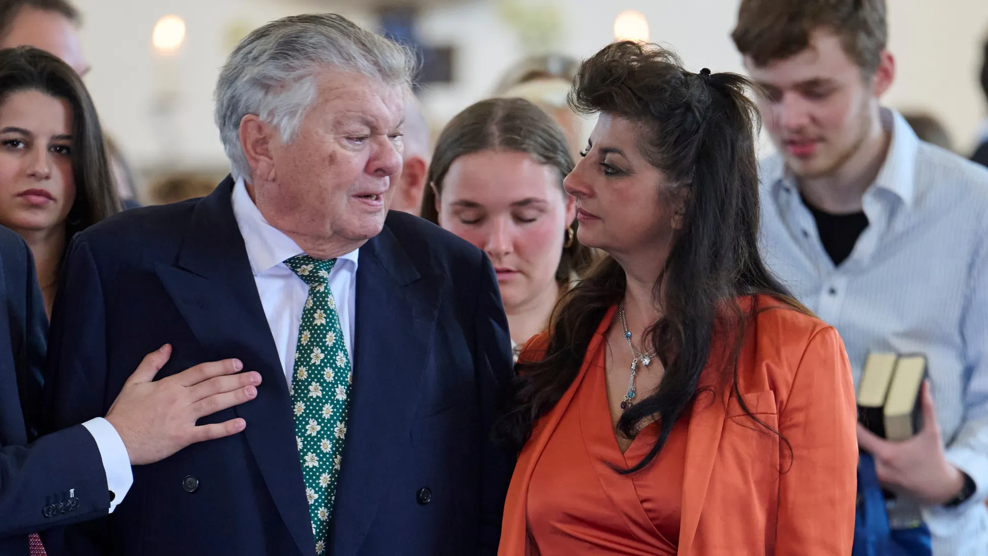 Måtte støtte sig til hustruen: Christian Kjær kæmpede med tårerne under  sønnens konfirmation | BILLED-BLADET