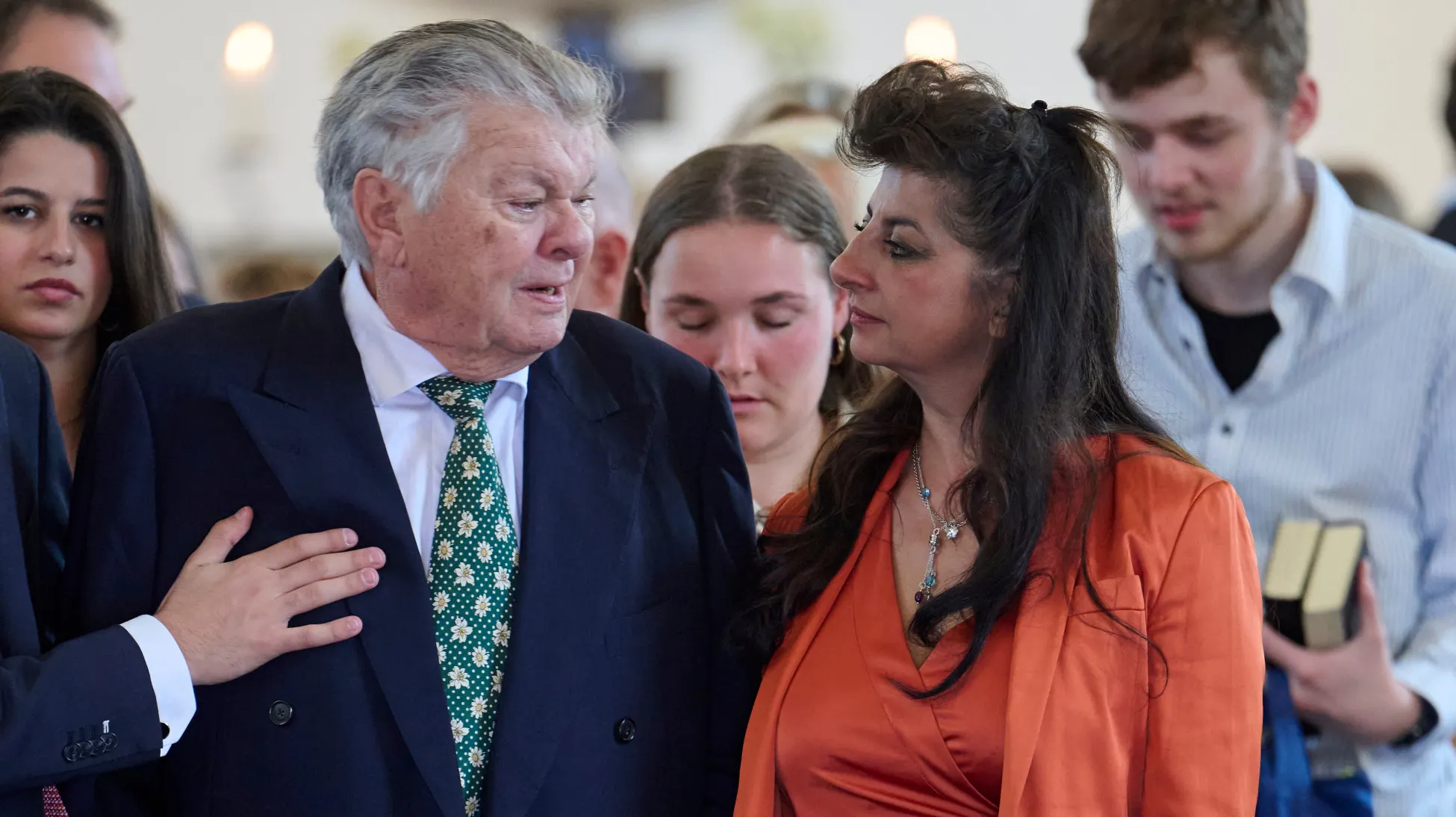 Måtte støtte sig til hustruen: Christian Kjær kæmpede med tårerne under sønnens konfirmation | BILLED-BLADET