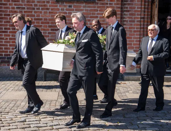 Det sidste farvel til Flemming Østergaards hustru, Inge.
