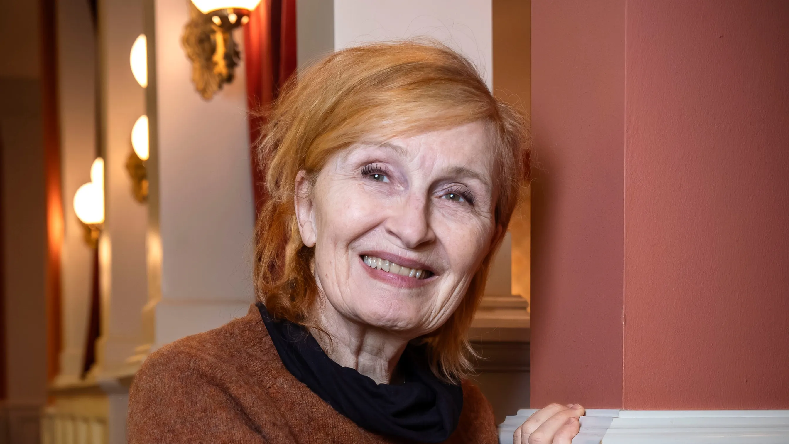 Bodil Jørgensen og datteren Rigmor følges til Cirkusrevyen – men i år er Rigmor fyldt 18 og skal arbejde i baren