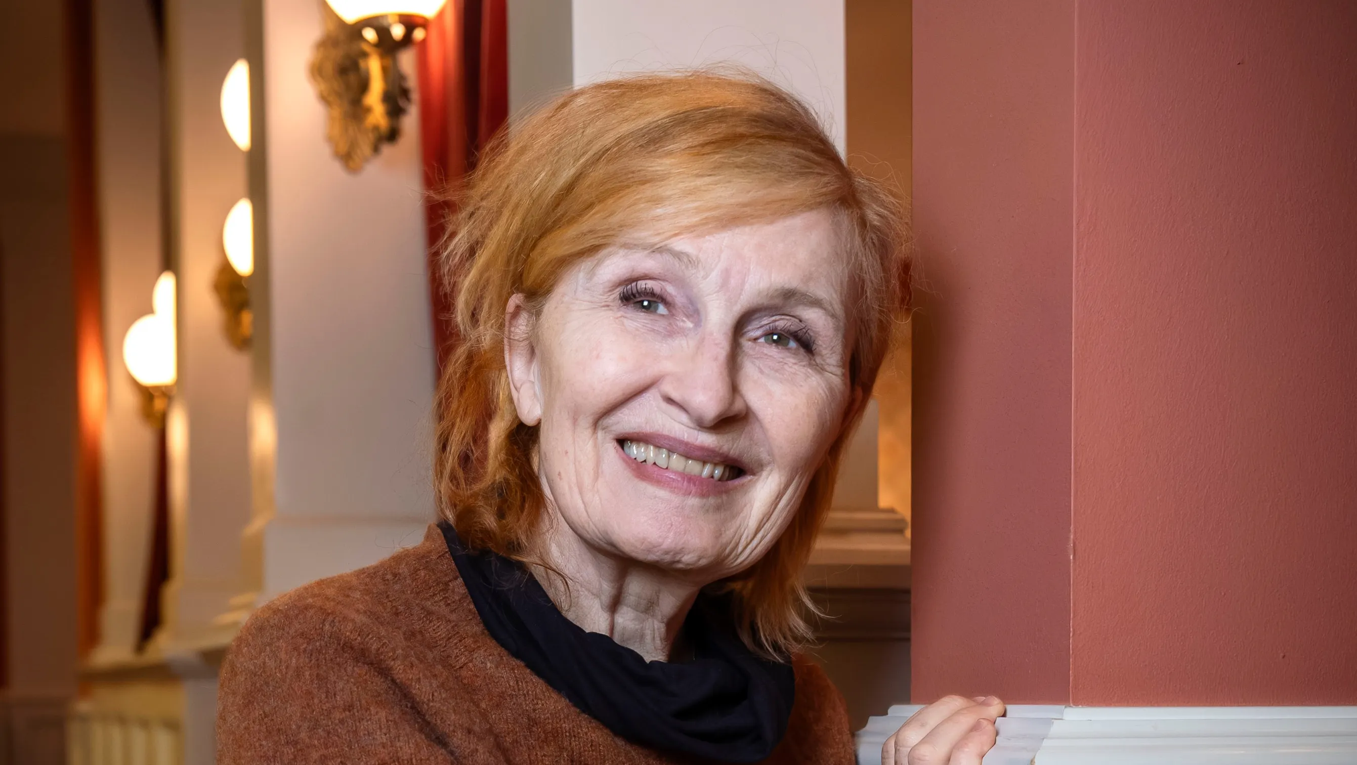 Bodil Jørgensen og datteren Rigmor følges til Cirkusrevyen – men i år er Rigmor fyldt 18 og skal arbejde i baren