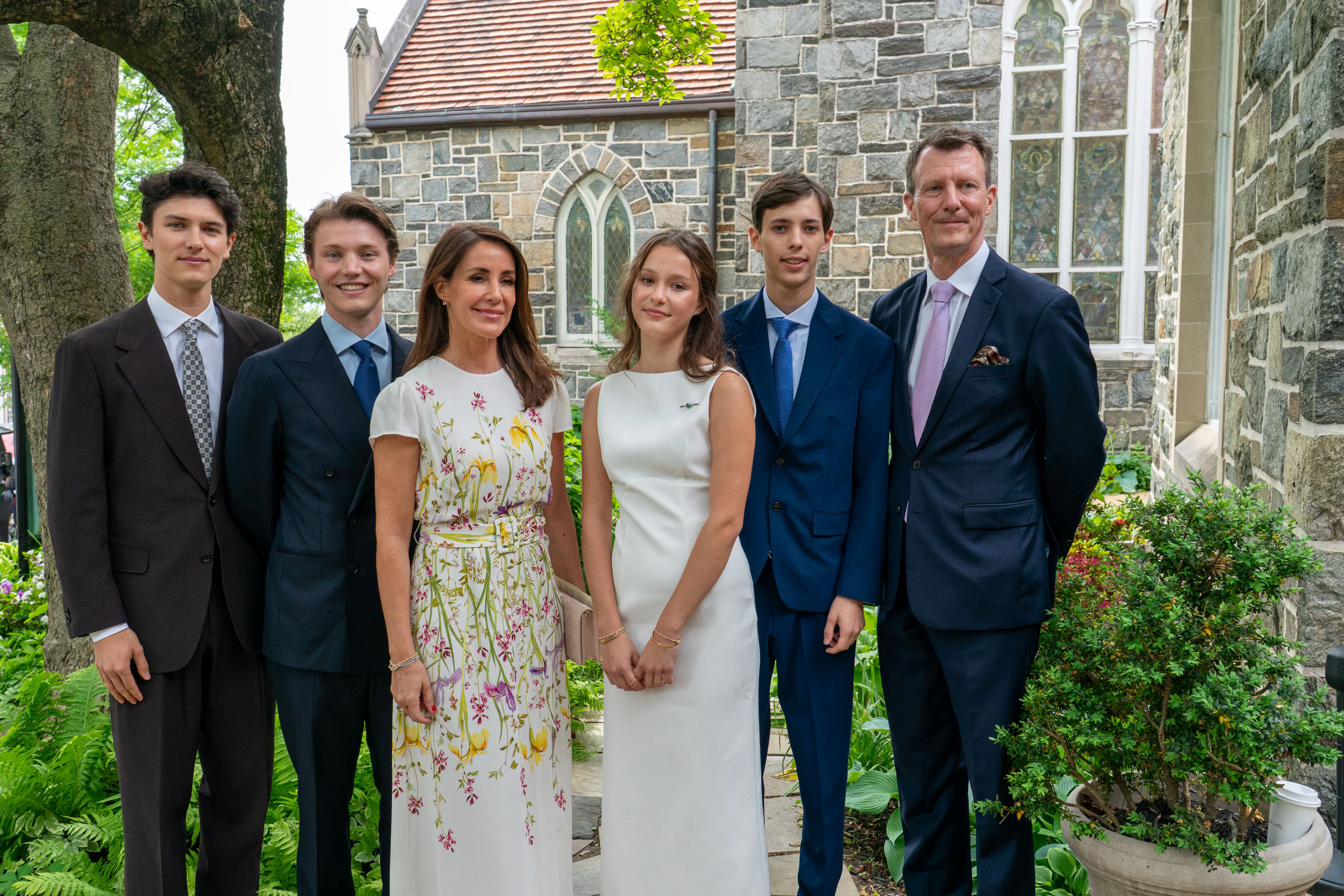 Grev Nikolai, grev Felix, prinsesse Marie, komtesse Athena, grev Henrik og prins Joachim foran kirken.