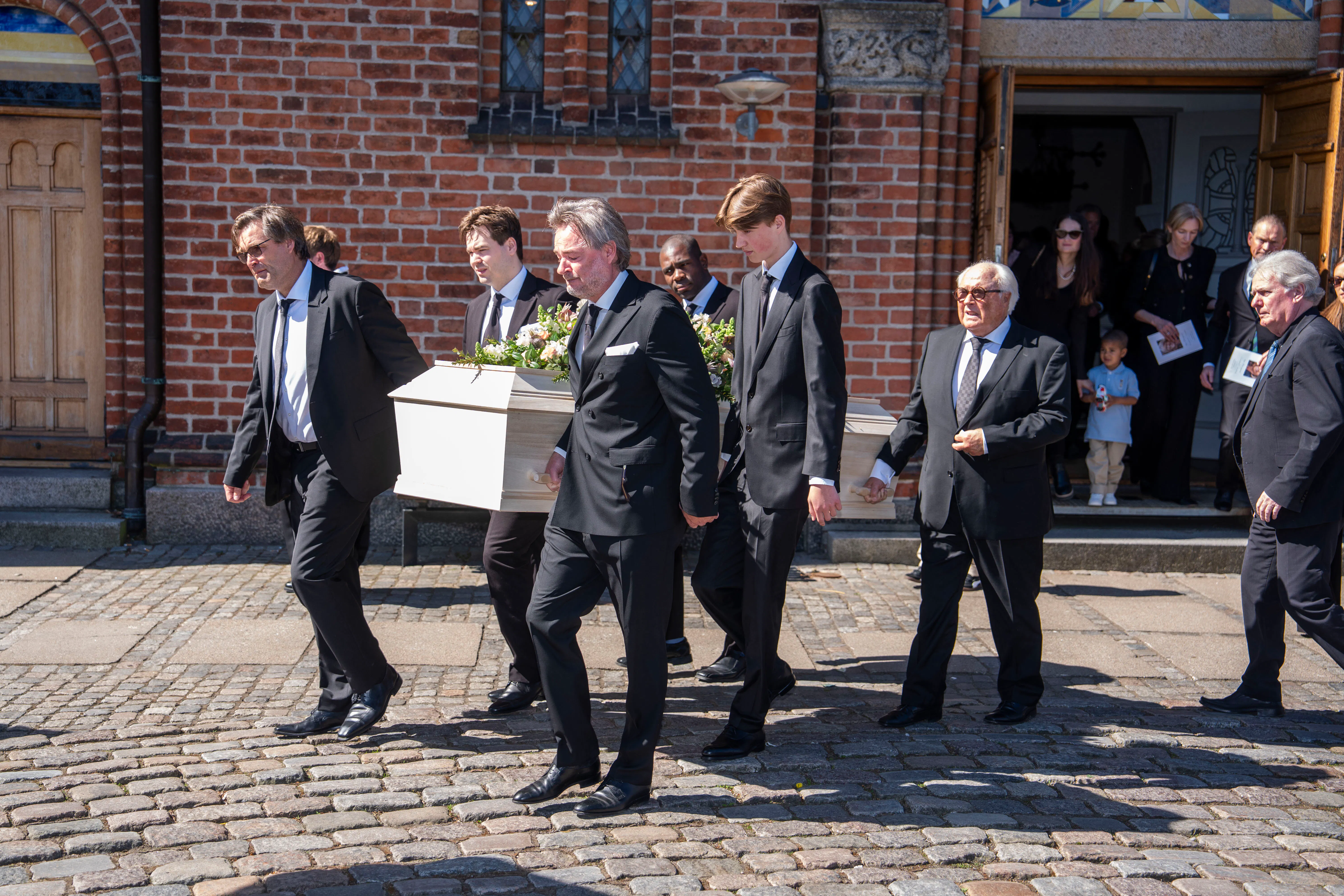 Flemming Østergaard siger et sidste farvel til sin Inge, inden kisten køres bort.