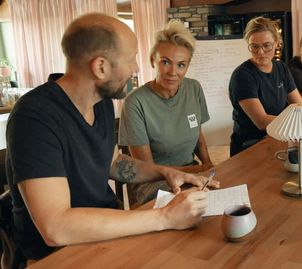 Ægteparret Lene og Anders Beier ses her med hotellets nye medejer, Signe, som har købt en lille del af Hotel Edelweiss.