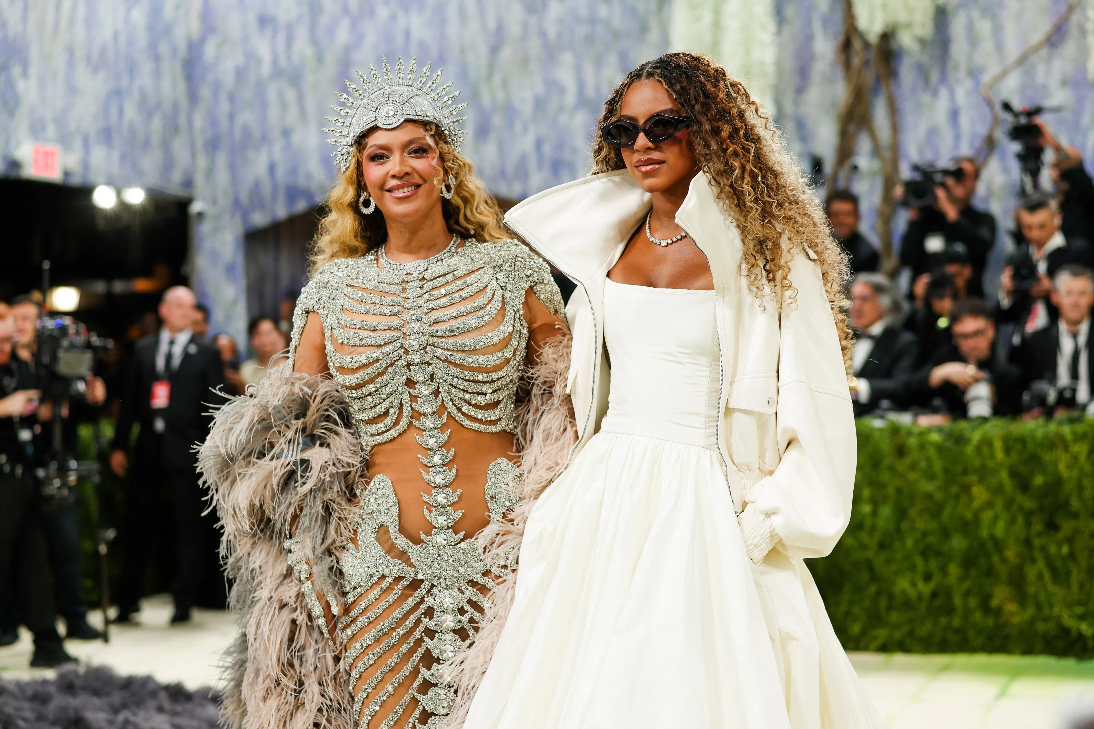Beyoncé og Blue Ivy poserede sammen ude foran Metropolitan Museum of Art i New York. 