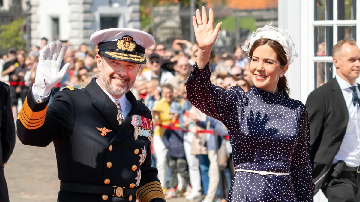 Vi sender live fra Nordre Toldbod: Kong Frederik og dronning Mary tager hul  på festlig dag i godt selskab | BILLED-BLADET