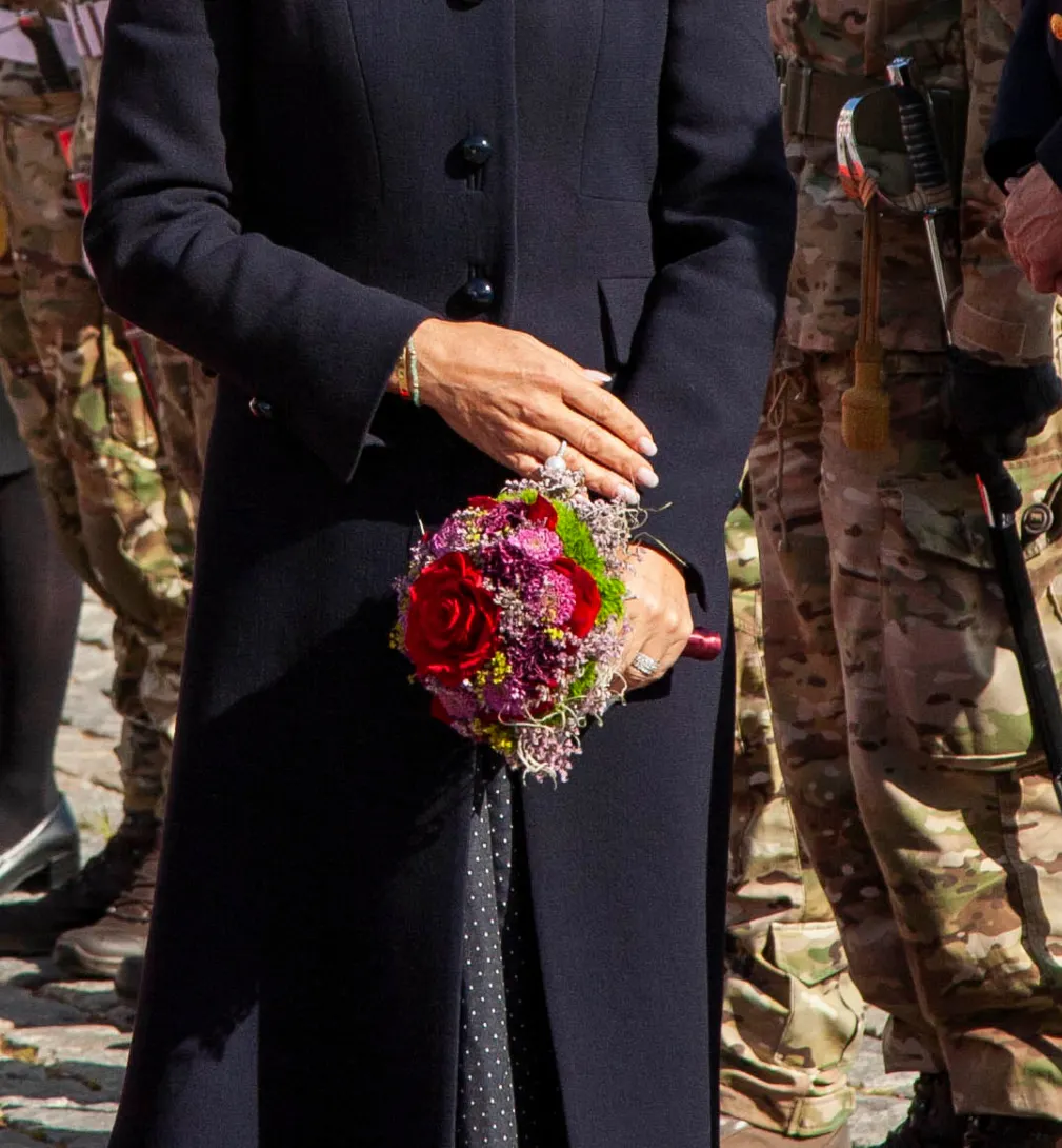 Dronning Mary viste sine baby boomer-negle frem ved ombordstigningen på Kongeskibet Dannebrog.