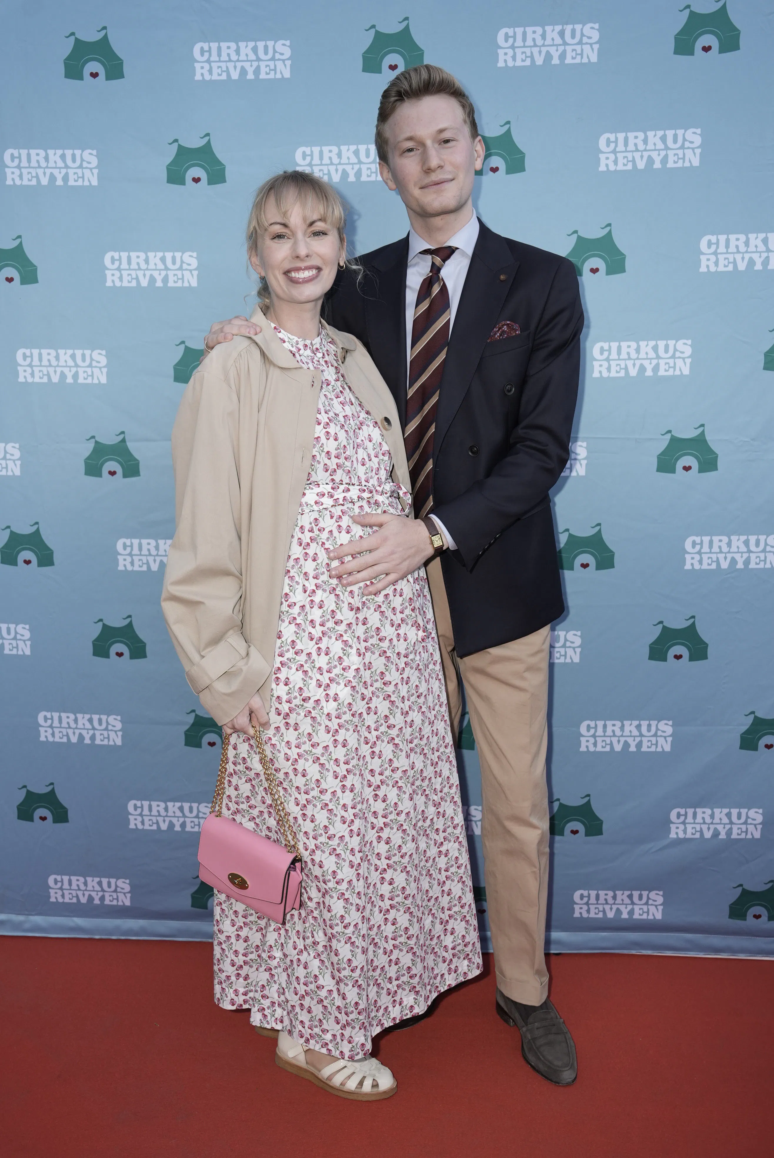 Jenna August Harson viser babybulen frem for første gang: Sådan går det med  graviditeten | BILLED-BLADET