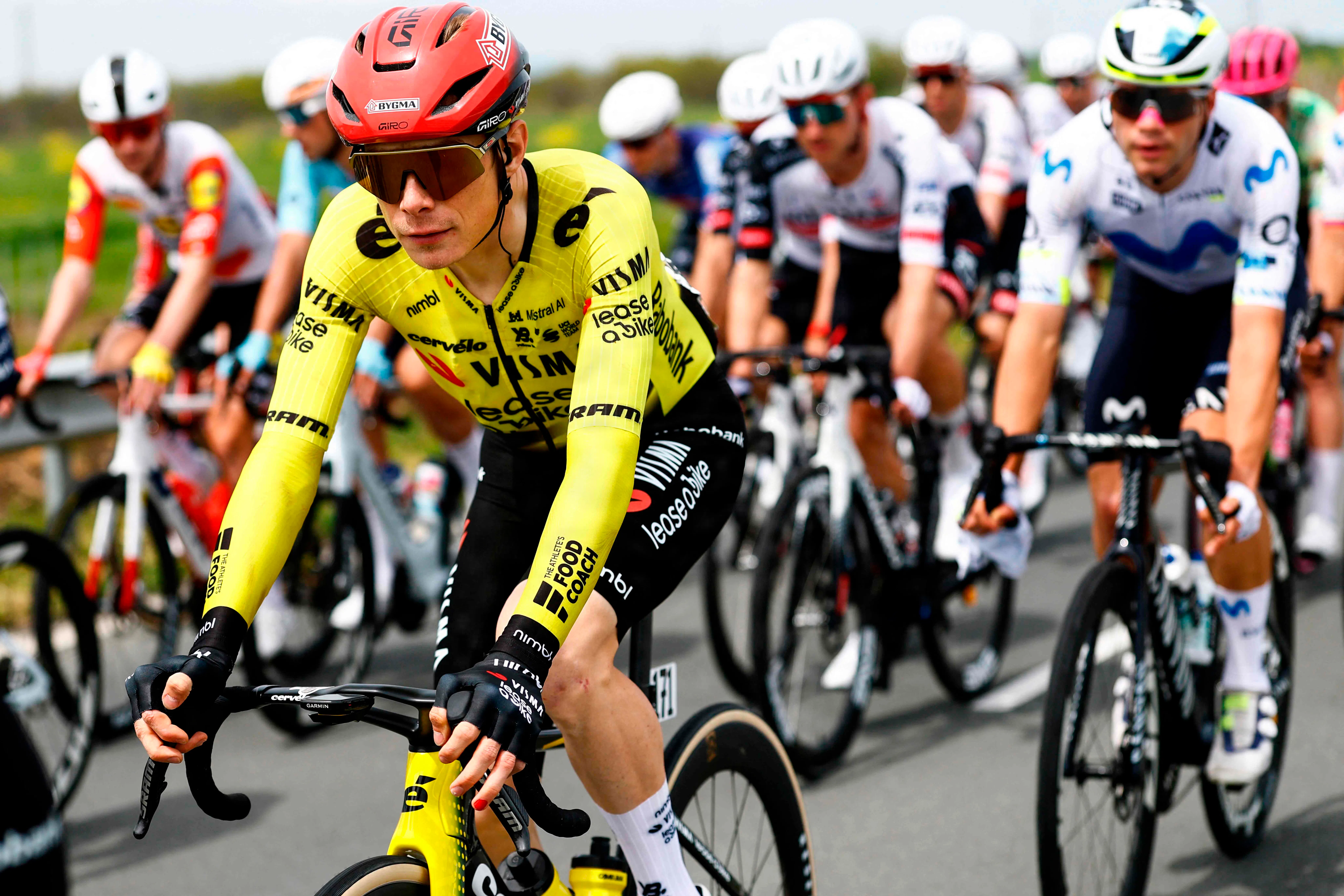 Jonas Vingegaard kører første etape af Giro d'Italia med en negl lakeret rød. 