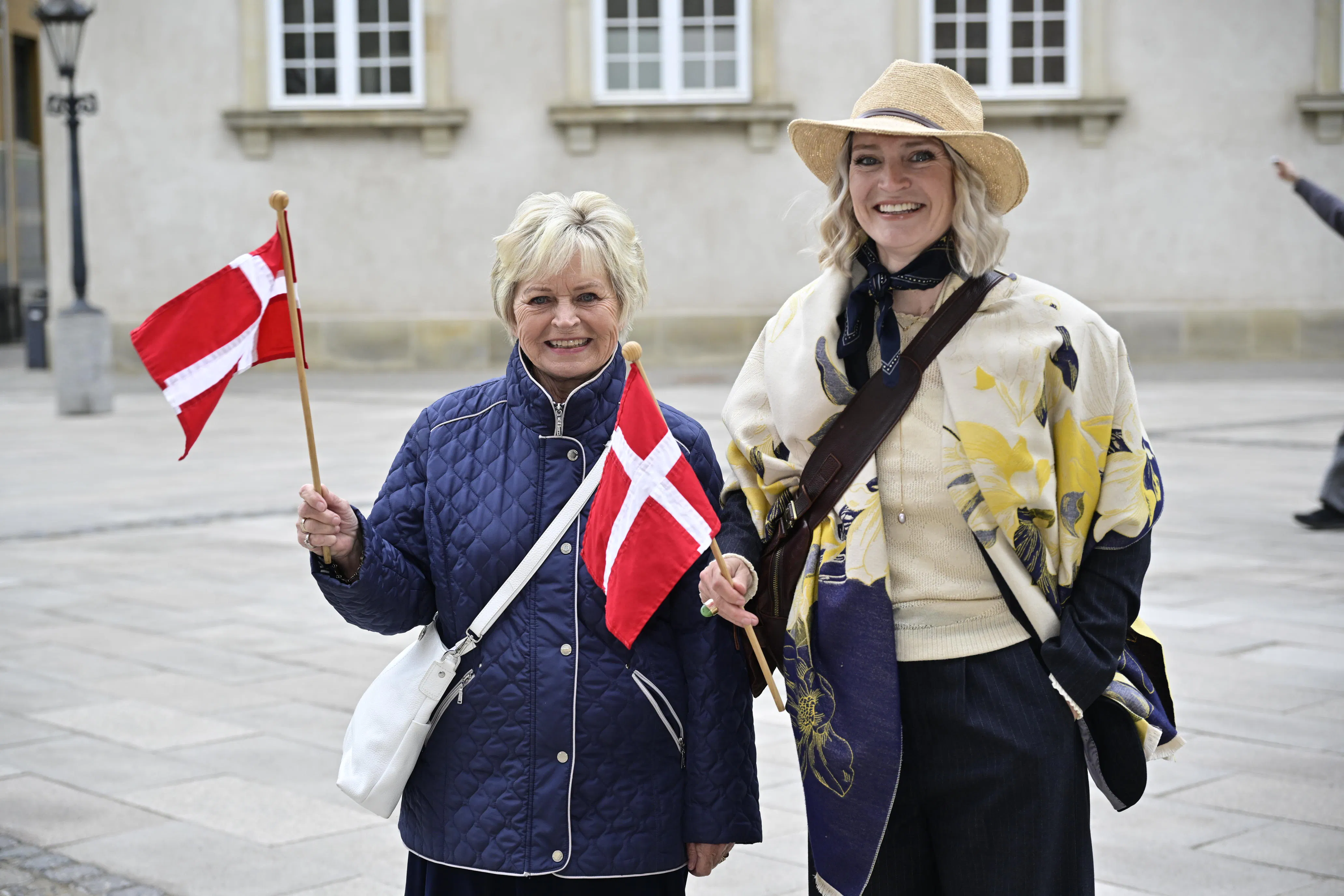 Hilda og Anette Heick ventede spændt på, at Keld Heick kom ud fra samtalen med kong Frederik.