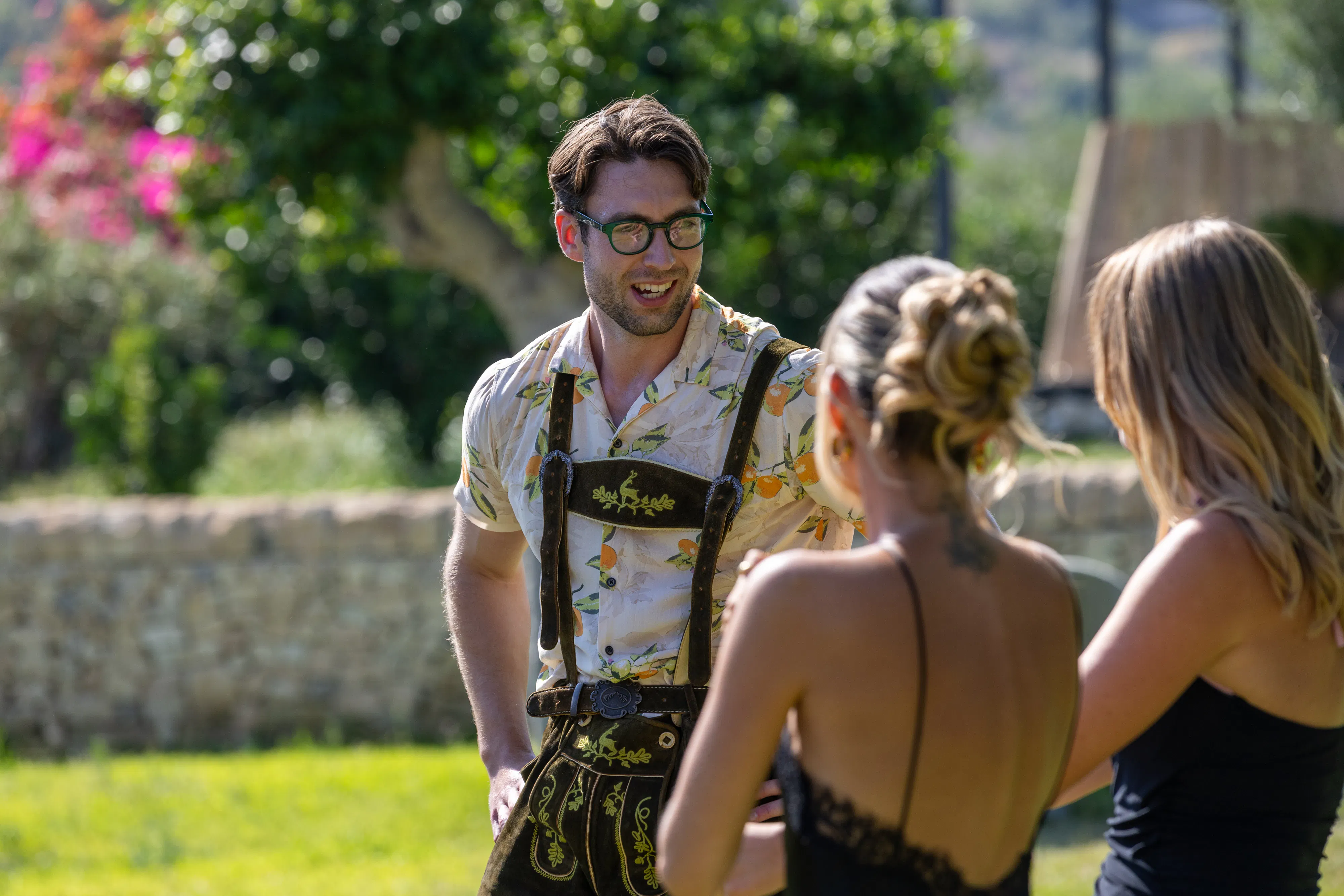 Oliver sætter gang i festen iført lederhosen, men det er ikke nok til at komme videre til efterfest.