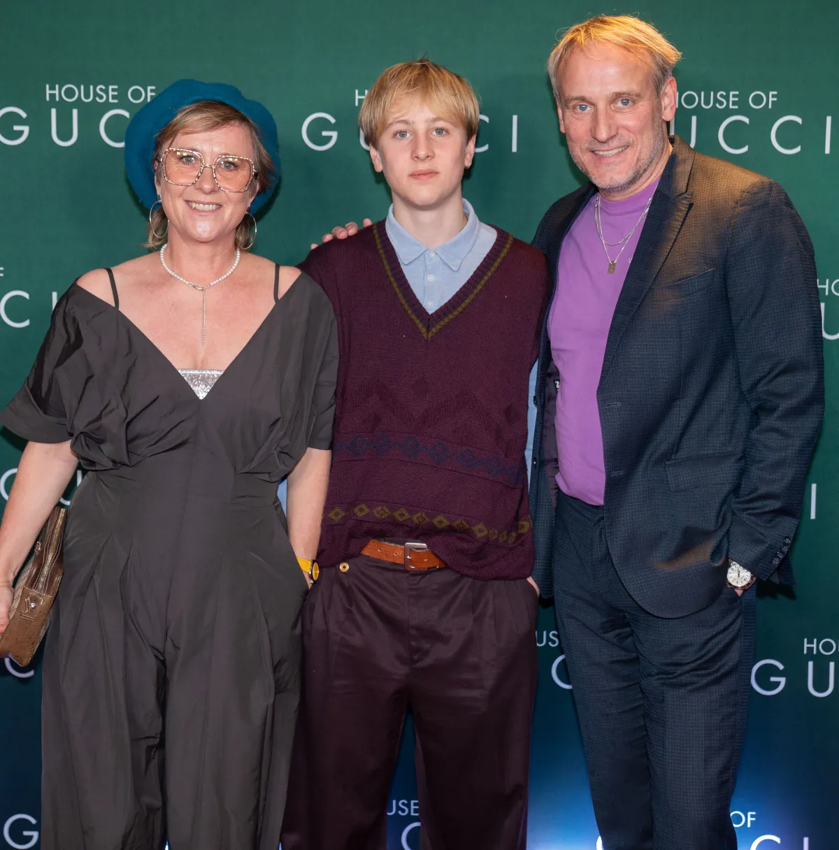 Wili Wulff Botoft med sine forældre, Lisbeth Wulff og Rasmus Botoft, på den røde løber i 2021. 
