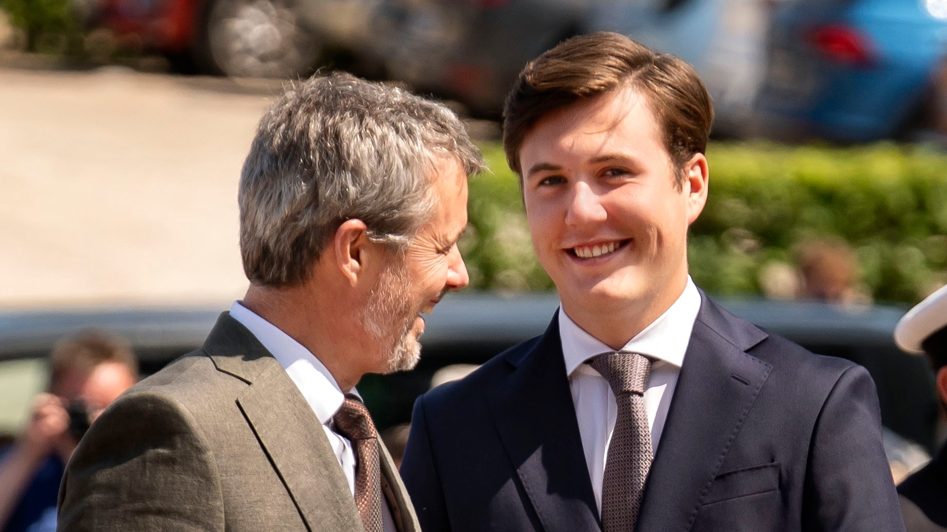 Kong Frederik indviede fane ved Den Kongelige Livgarde: Denne betydning får  det for kronprins Christian | BILLED-BLADET