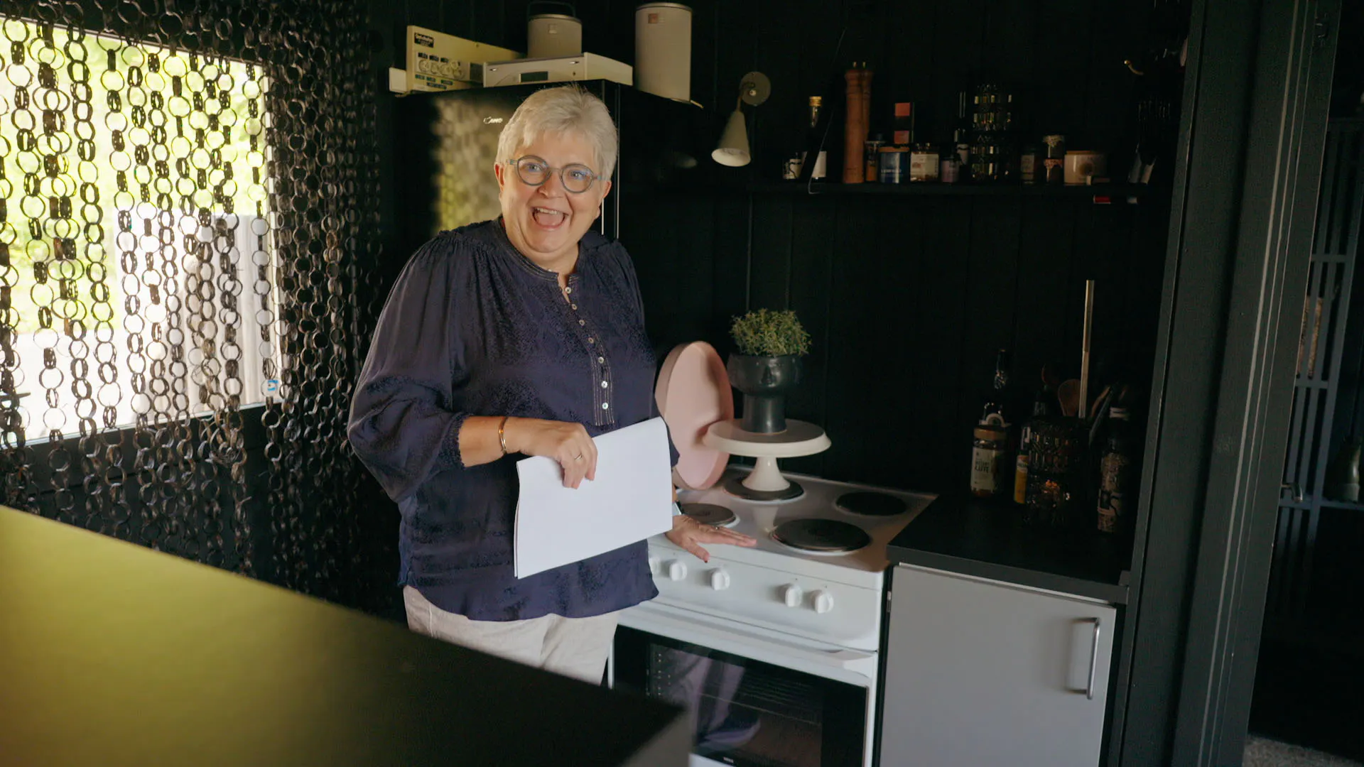 Sommerhuset, som grev Ingolf tidligere har ejet, er blevet malet helt mørkegrønt, siden han ejede det.