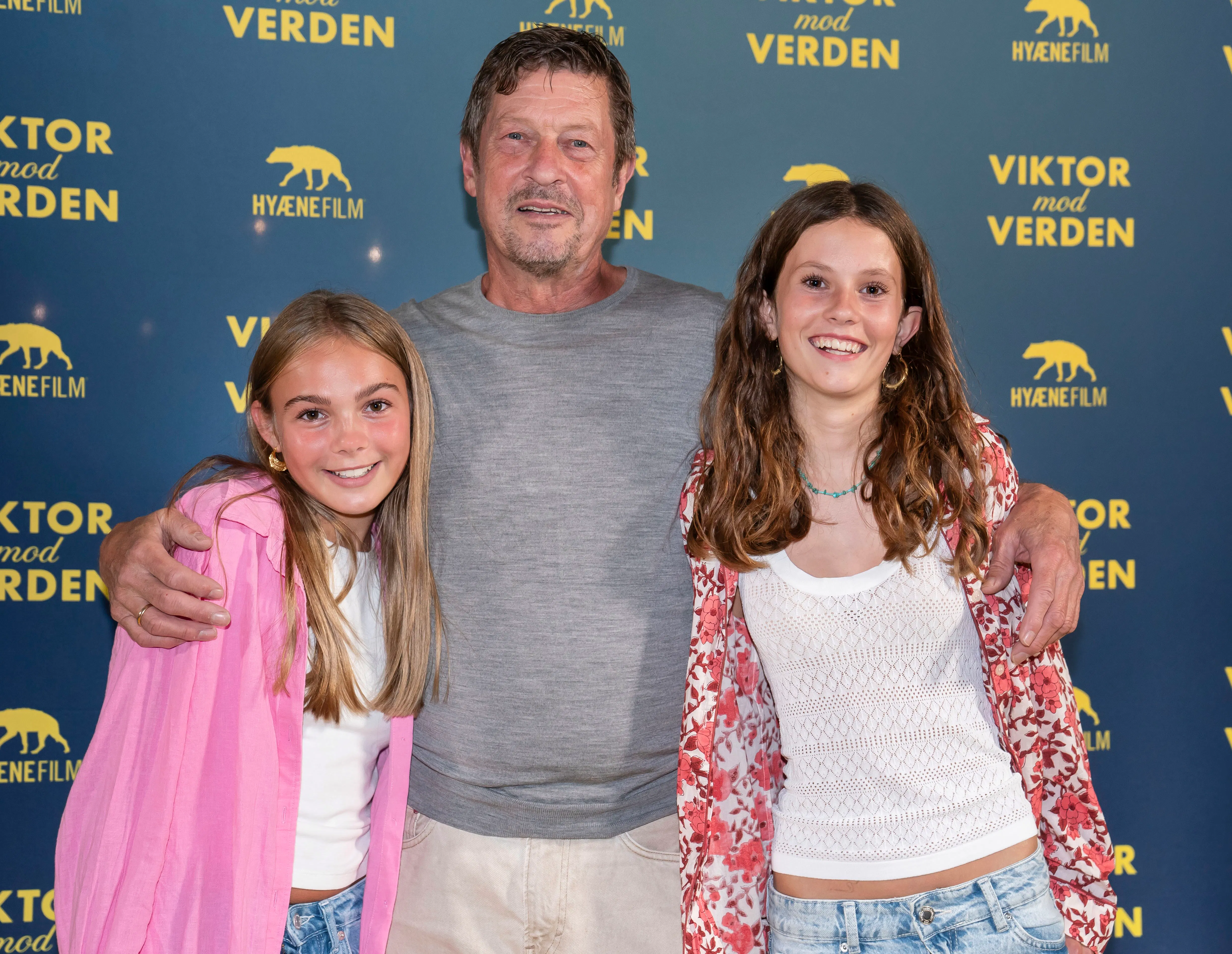 Her er Henrik Birch med datteren Ester Birch (th) samt Esters veninde.