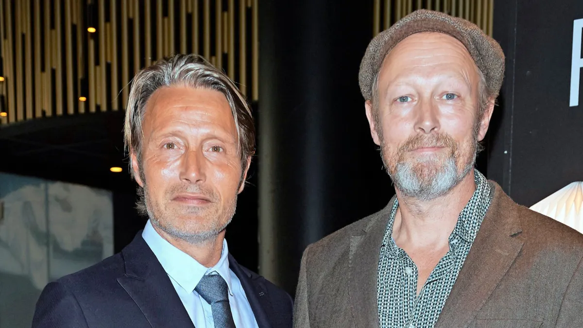 Mads Mikkelsen og hustruen svømmer i penge: Så mange millioner har de ...