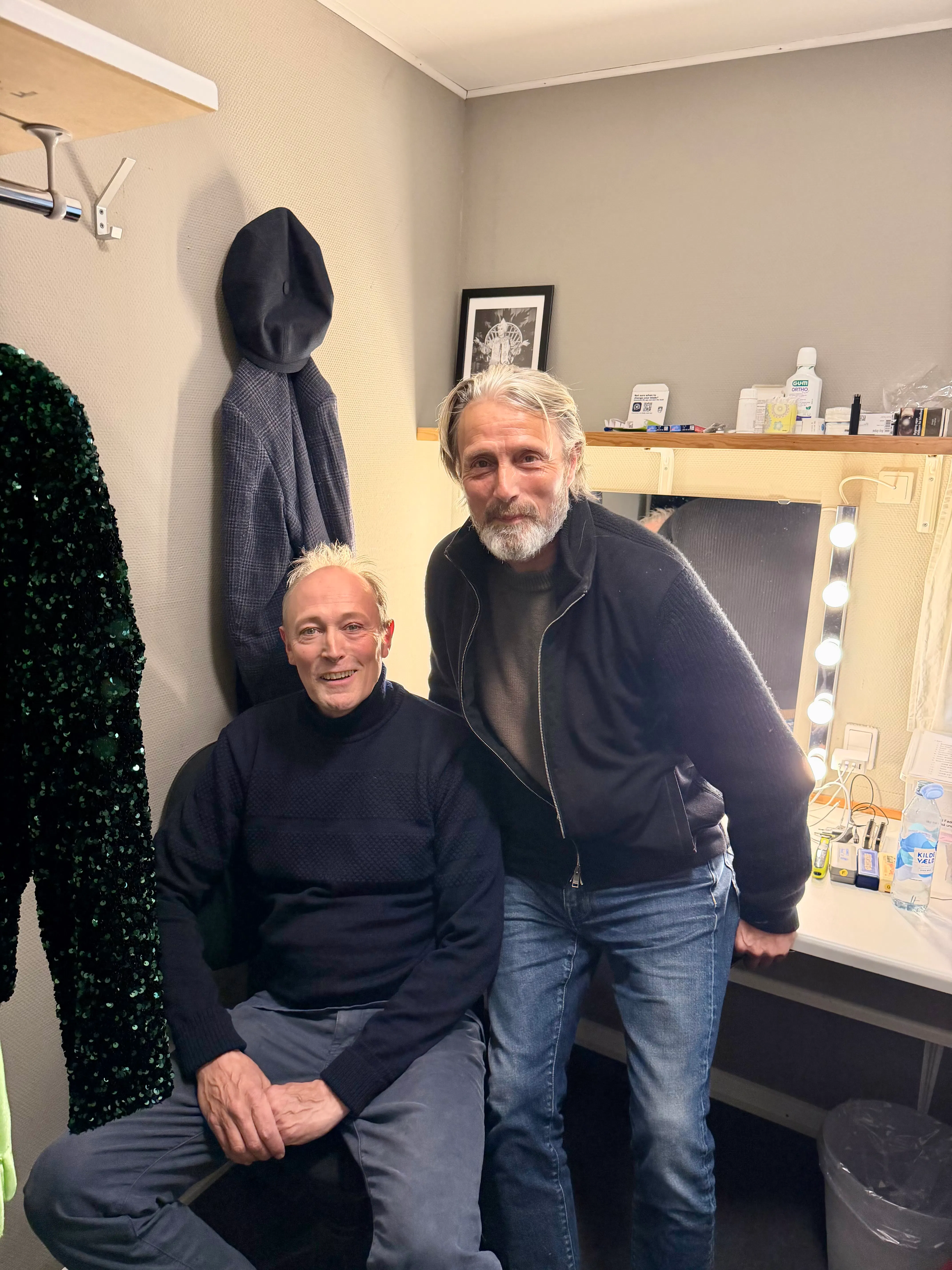 Lars Mikkelsen fik besøg af Mads Mikkelsen i sin garderobe.