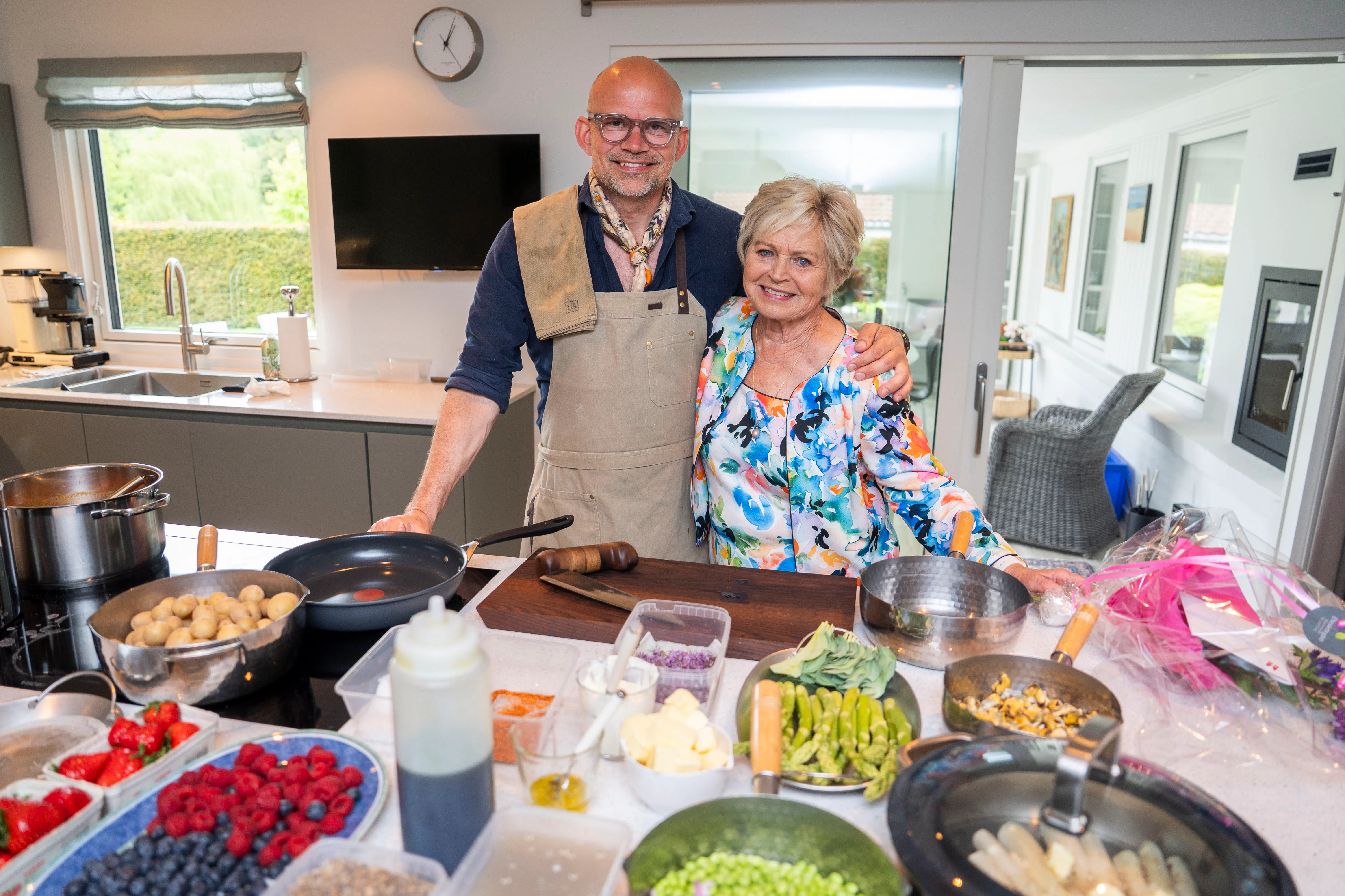 Jesper Vollmer og Hilda Heick i køkkenet. 