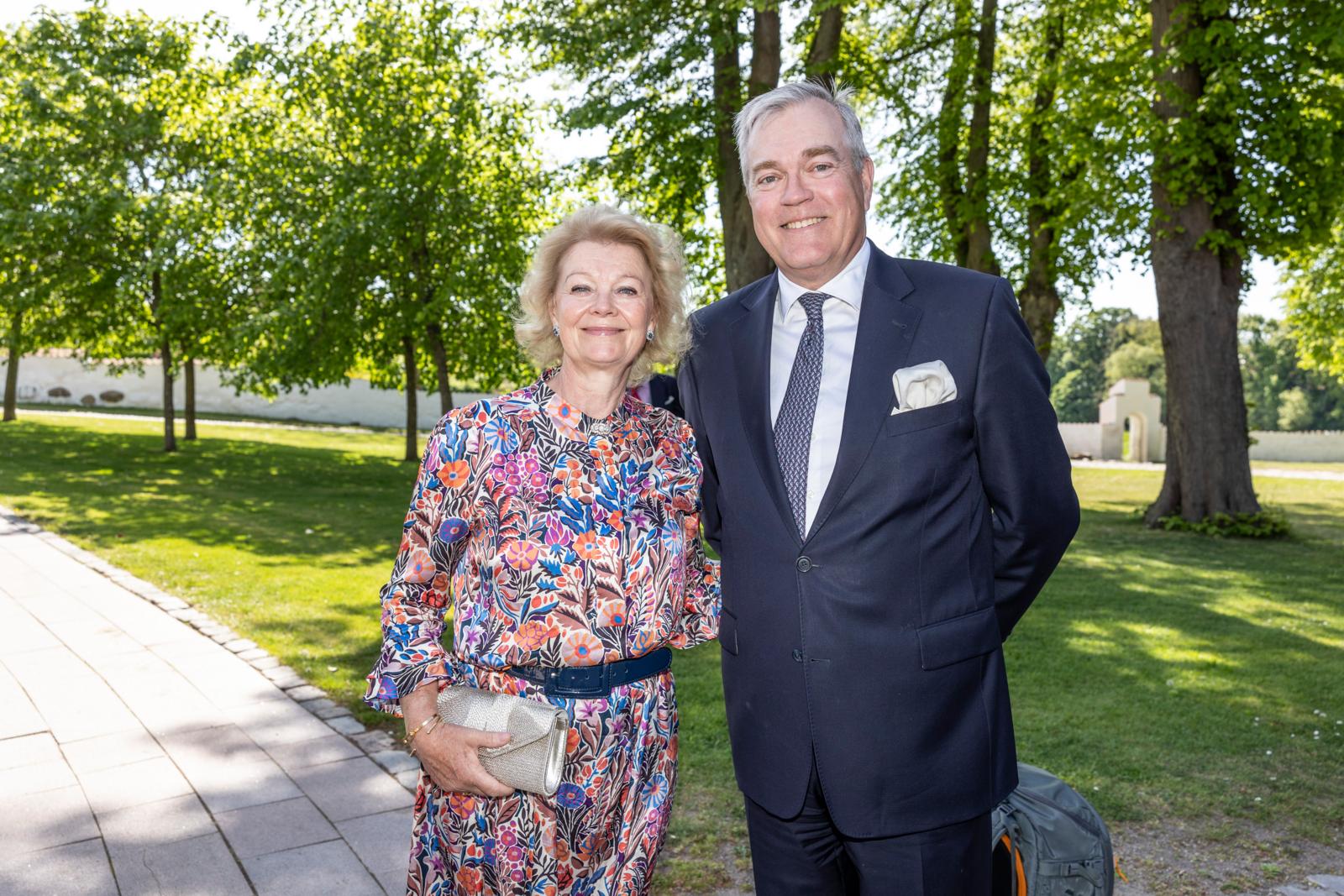 Fornemme gæster, derblandt mange adelige fra ind- og udland strømmede til det overdådige bryllup.