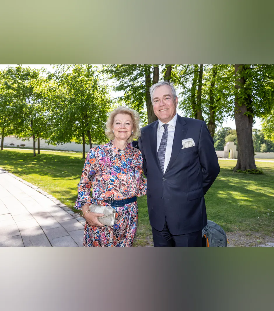 Fornemme gæster, derblandt mange adelige fra ind- og udland strømmede til det overdådige bryllup.